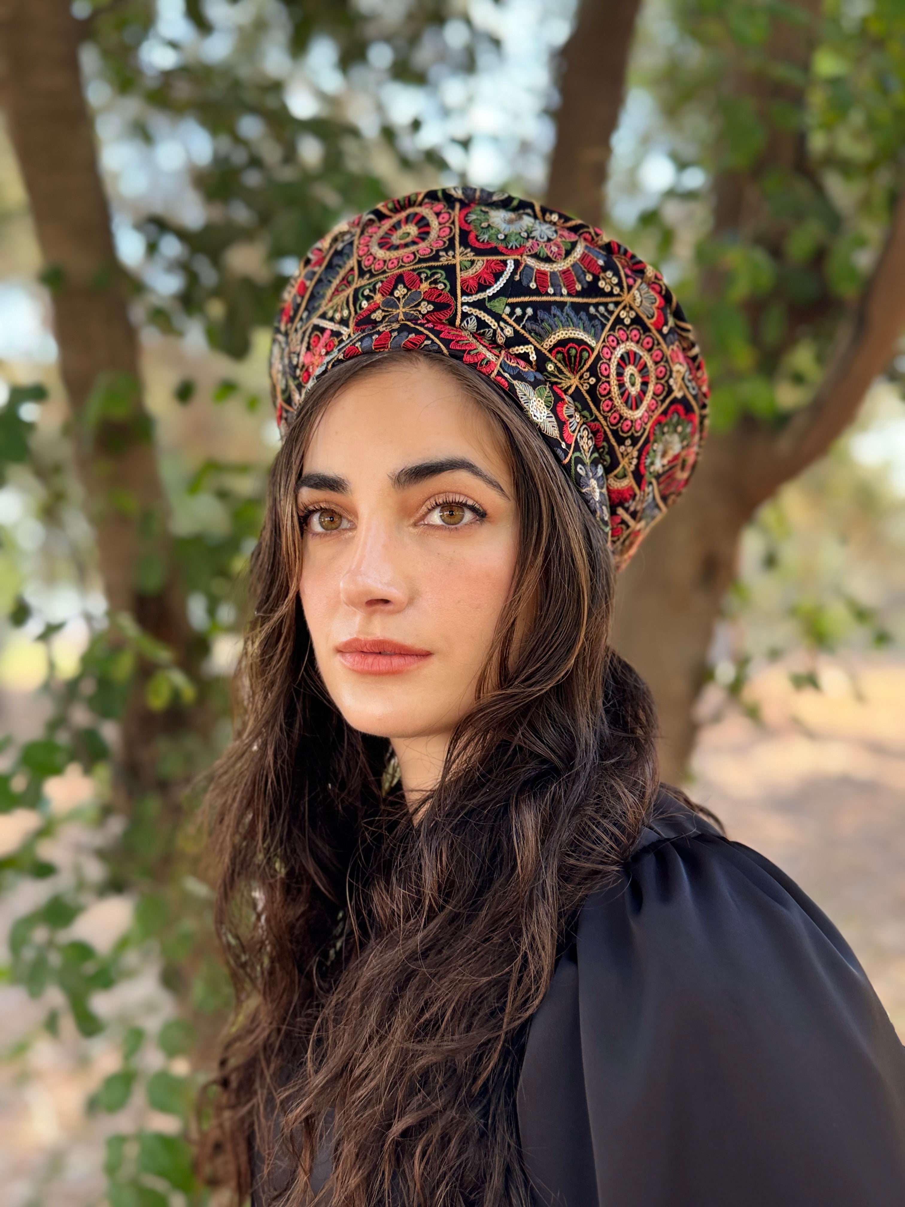 כובע שיק רקום עיגולים שחור אדום (7900036235440)