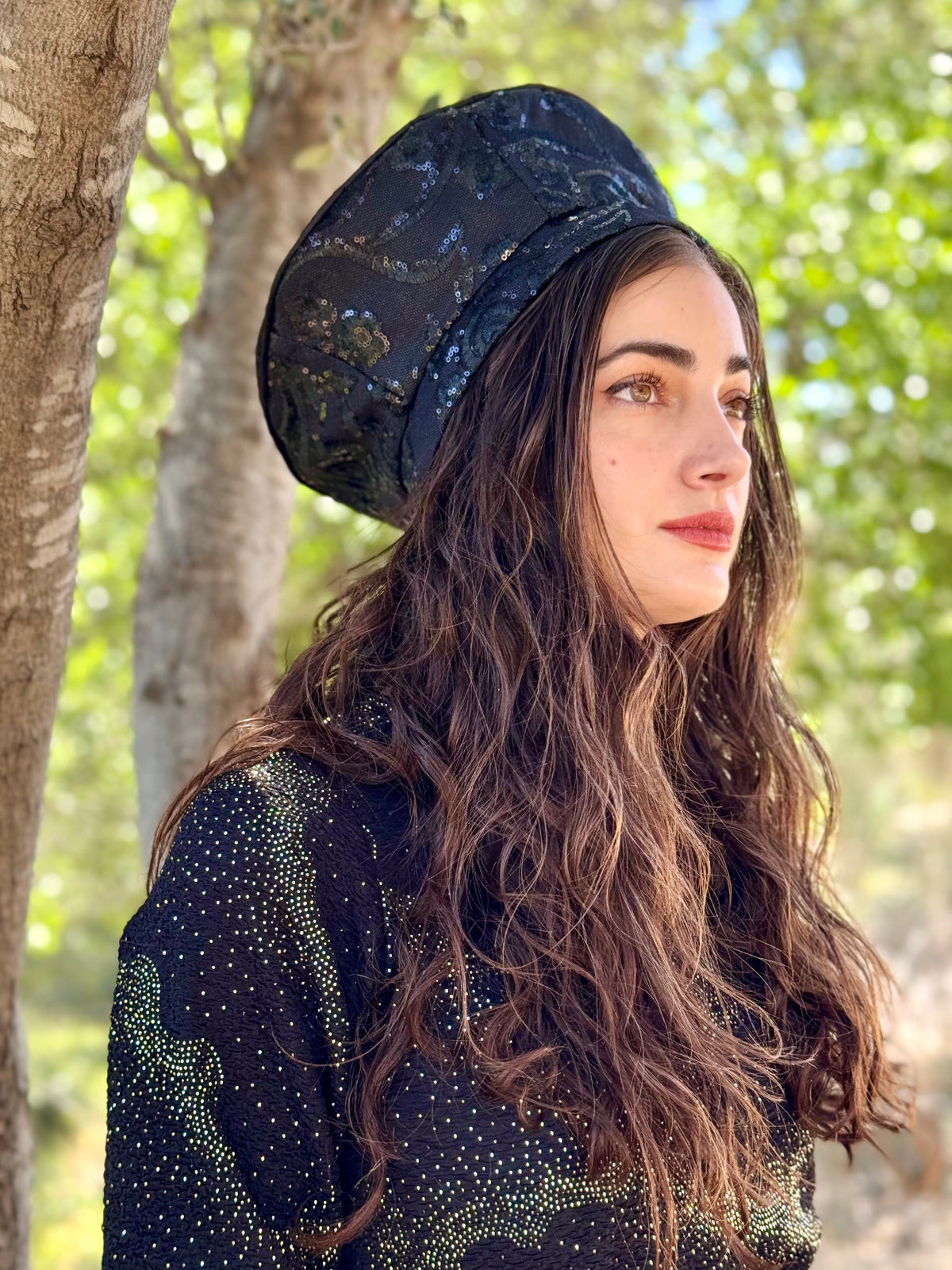 כובע שיק רקום פייט שחור פרחים (7863258284208)