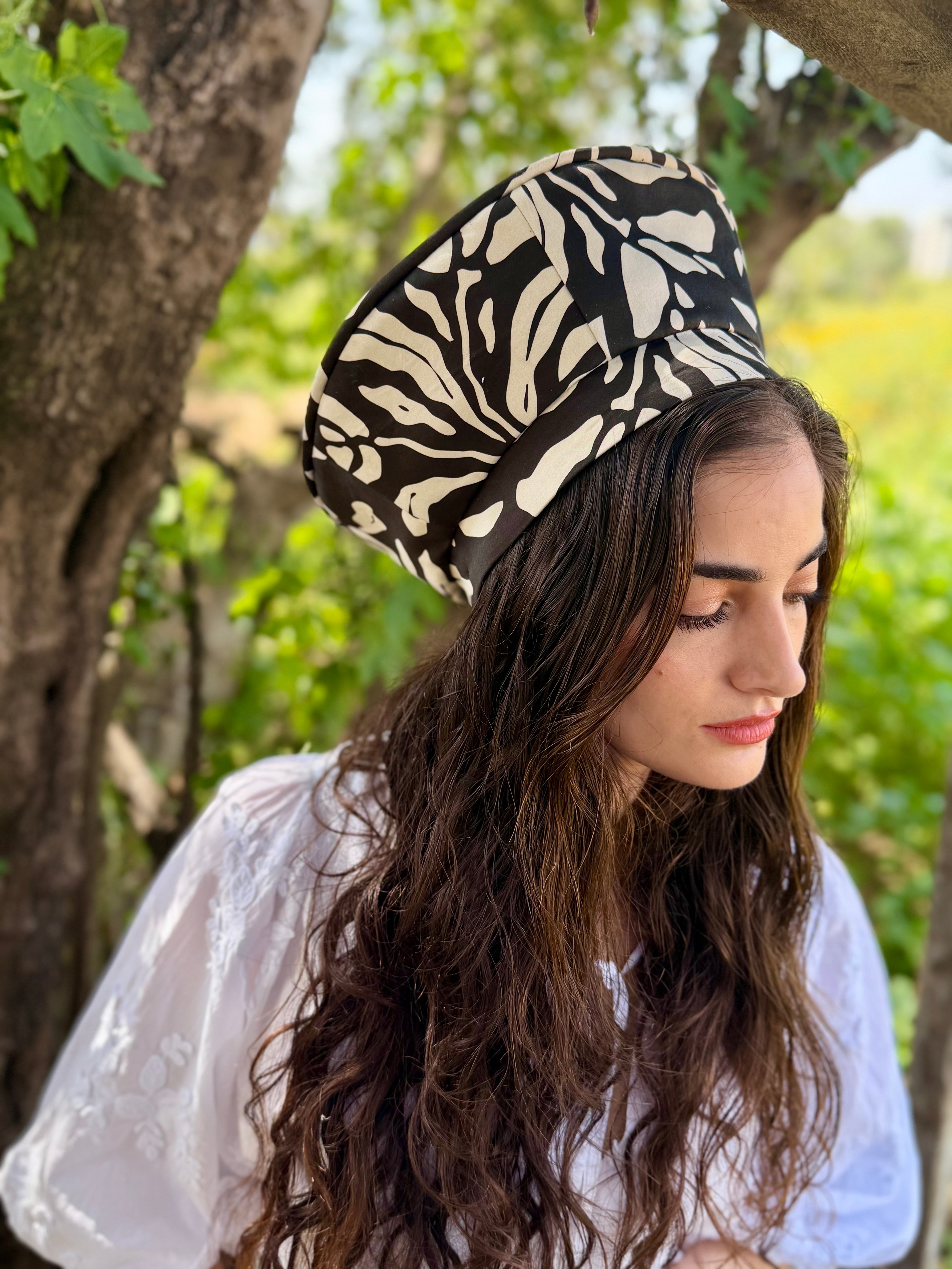 כובע שיק עלים שחור לבן