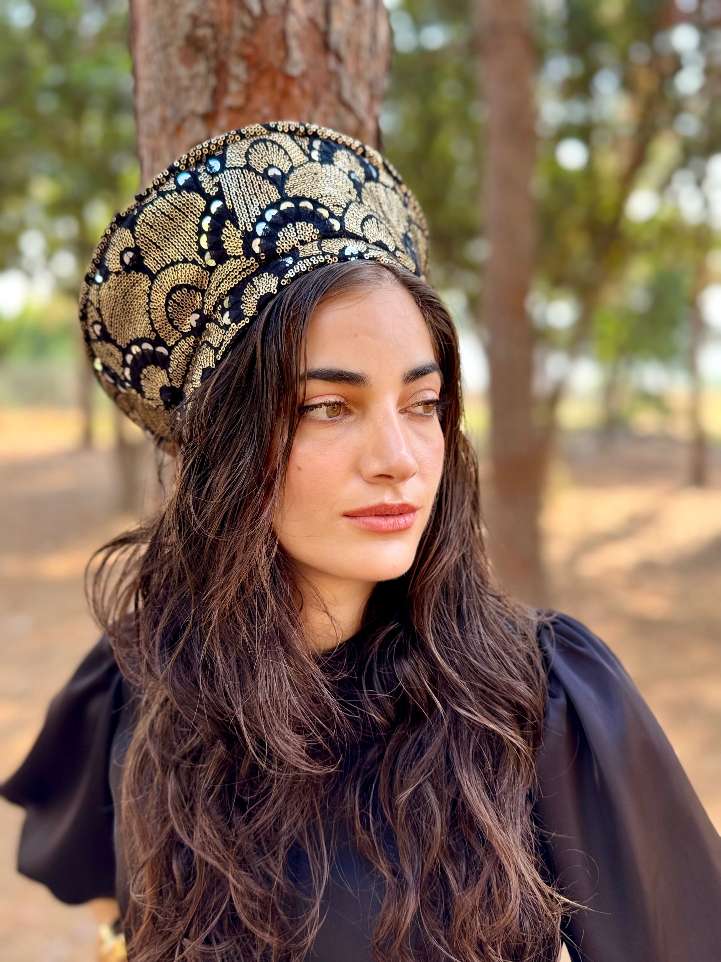 כובע שיק רקום פייטים קשתות זהב (7900036333744)