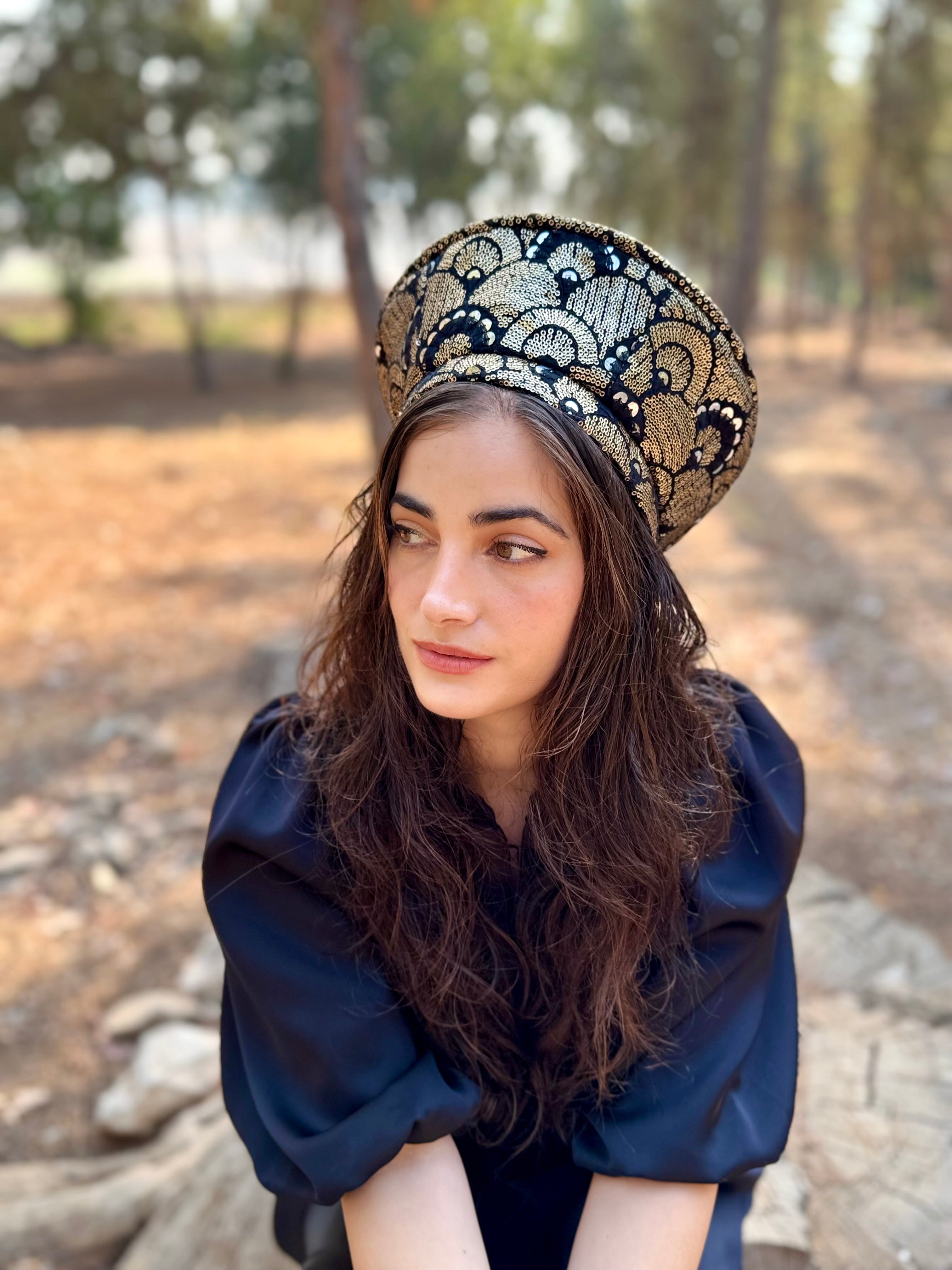 כובע שיק רקום פייטים קשתות זהב (7900036333744)