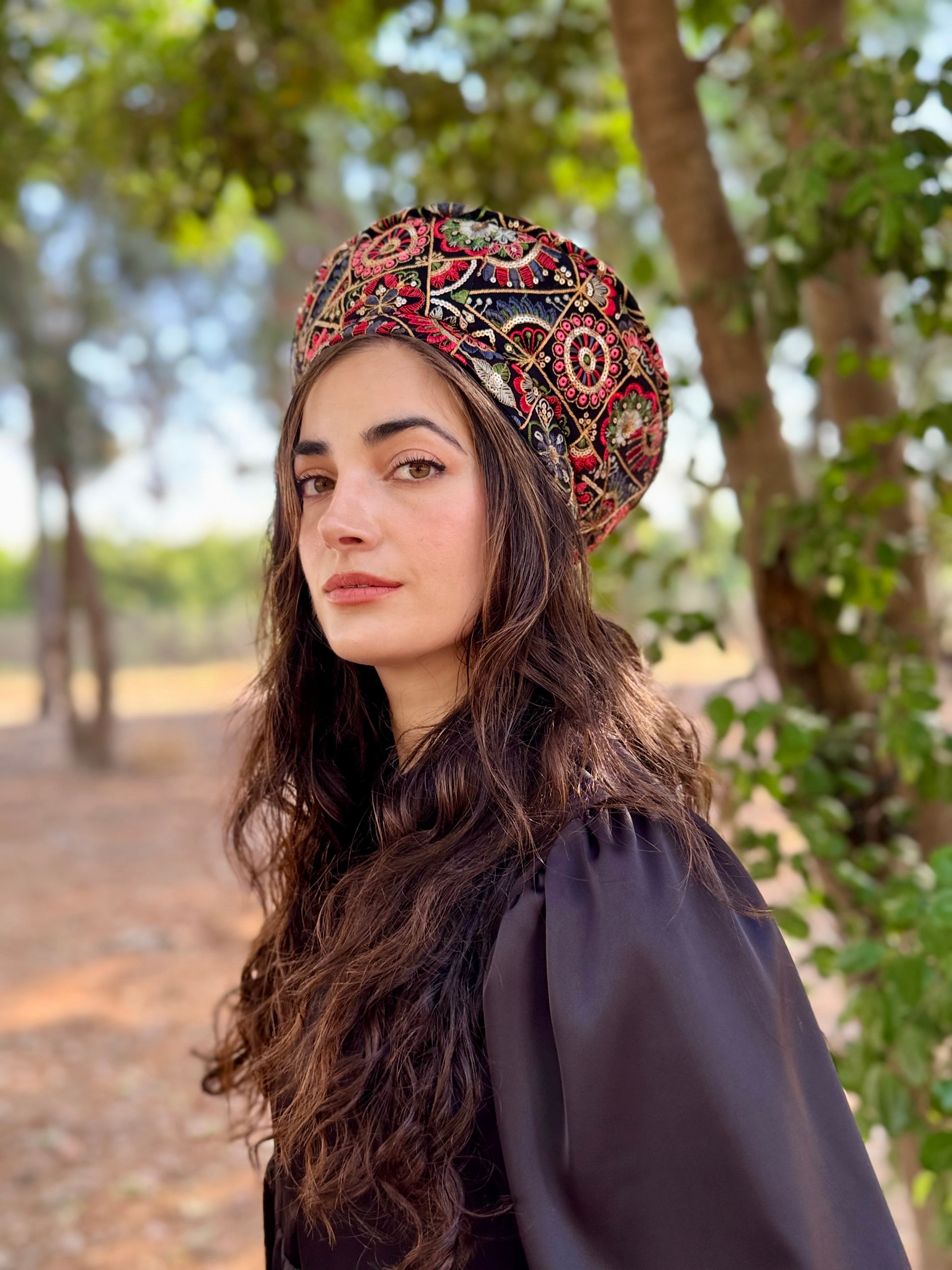 כובע שיק רקום עיגולים שחור אדום (7900036235440)