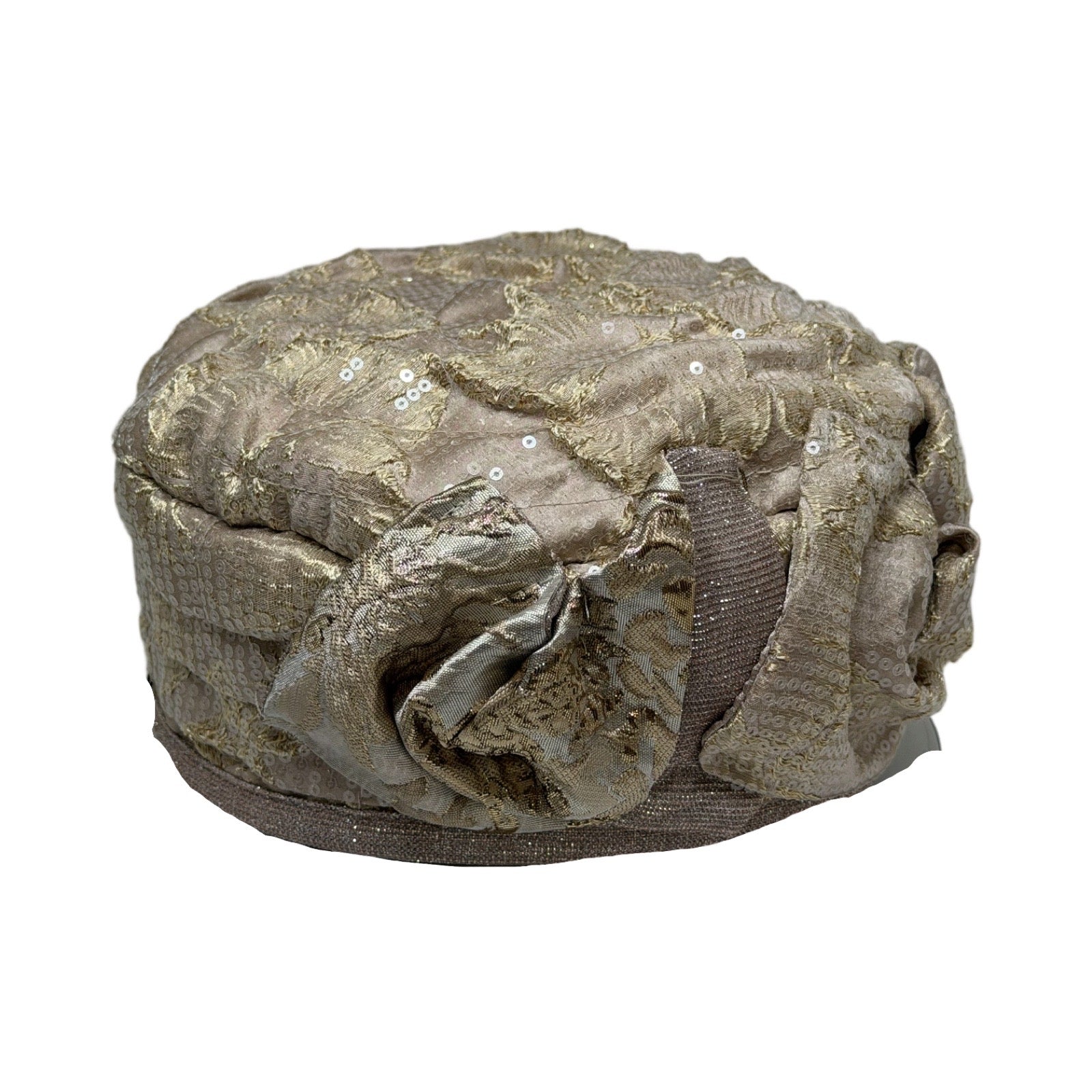 ברט מכווץ פייטים בז׳ זהב