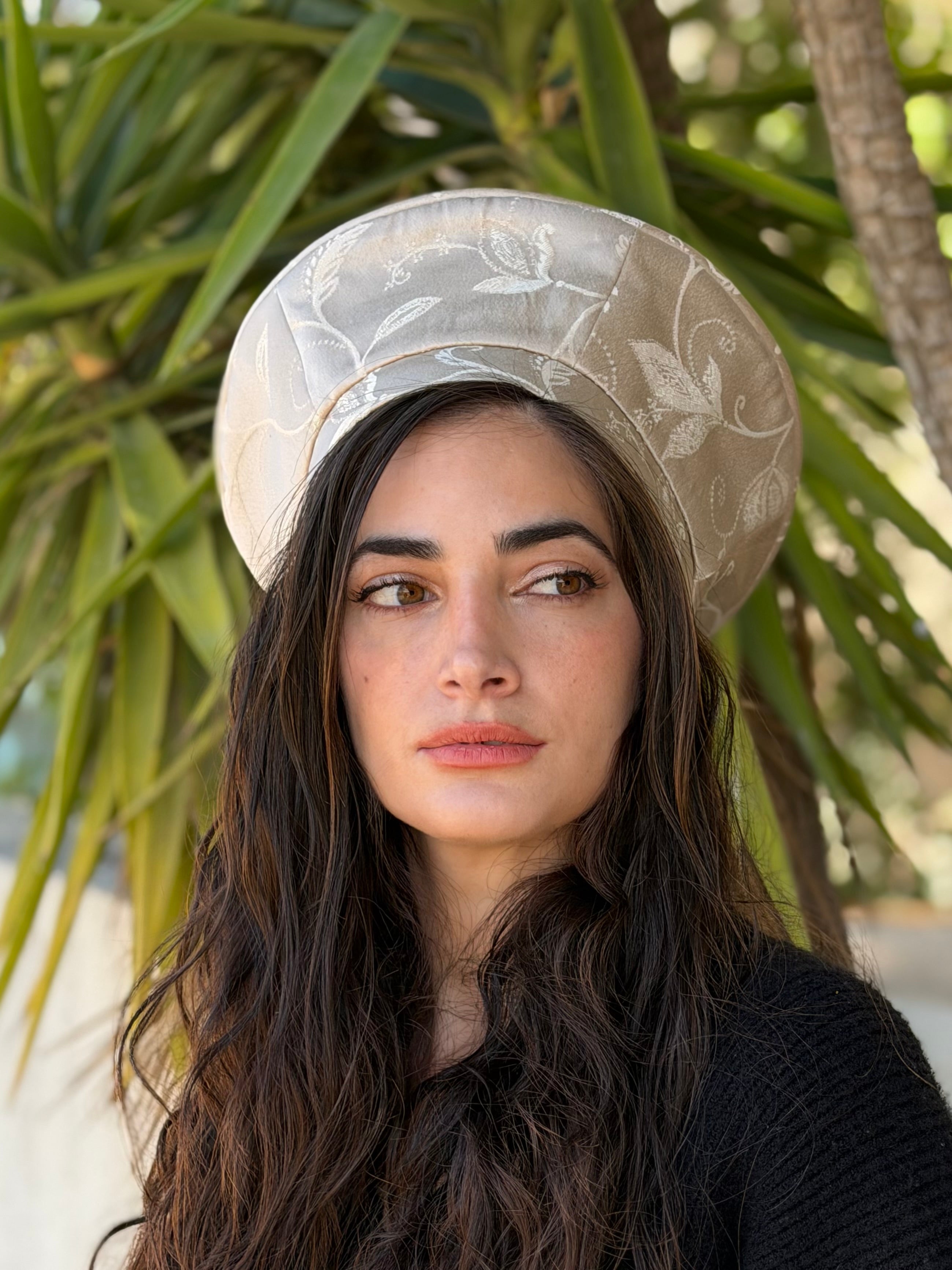 כובע שיק סאטן בז׳ פרחים