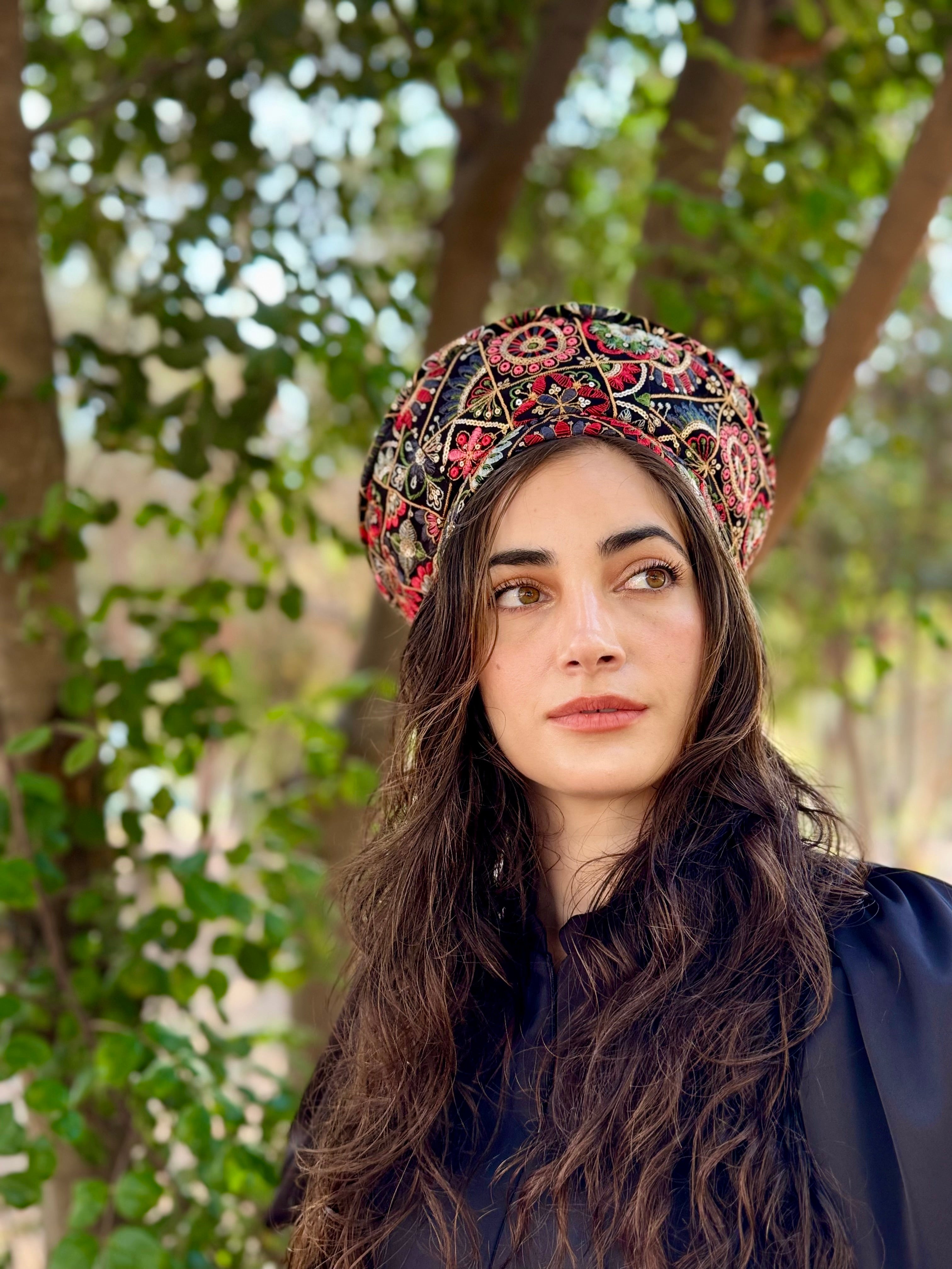 כובע שיק רקום עיגולים שחור אדום (7900036235440)