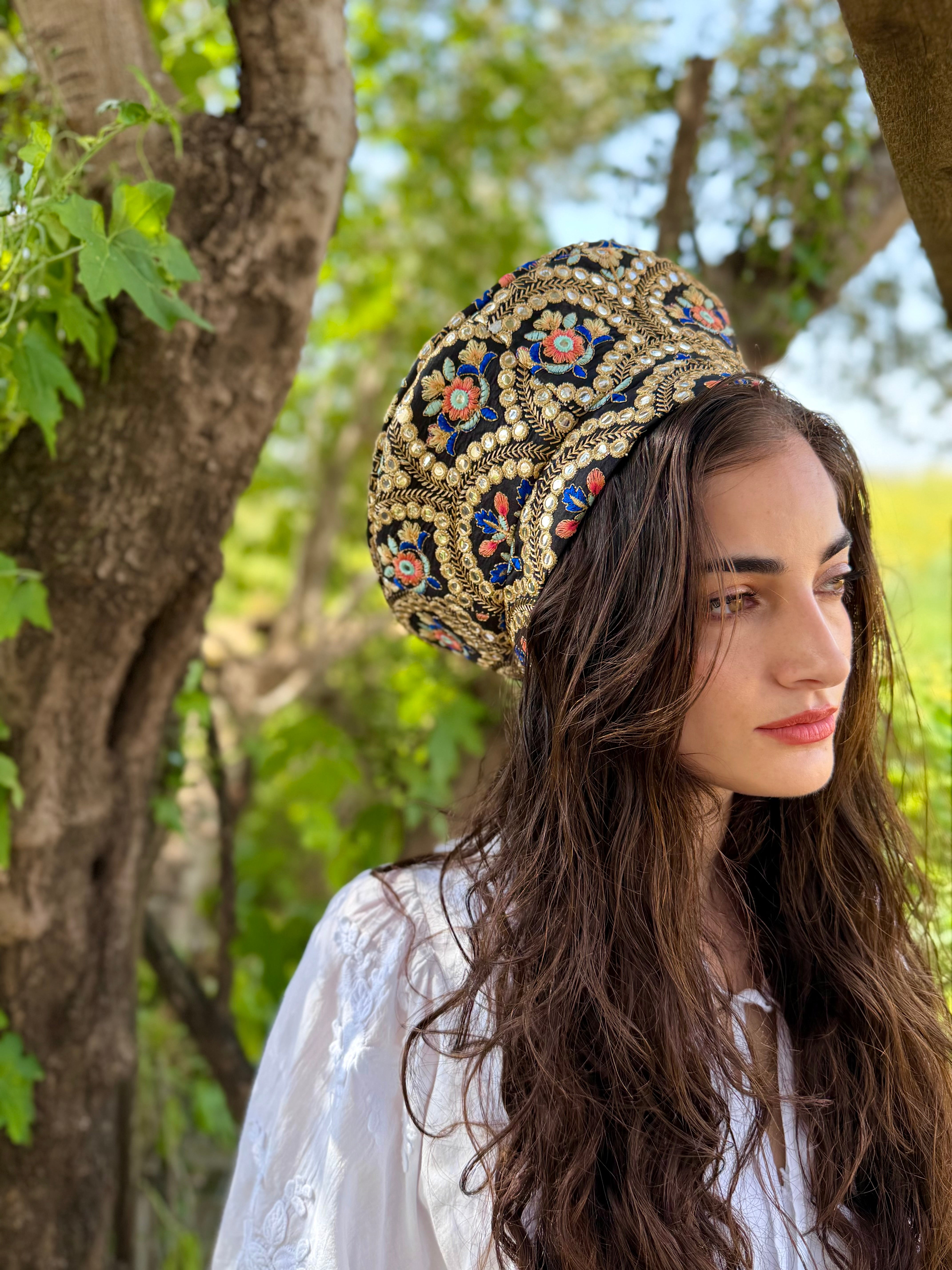 כובע שיק רקום קשתות זהובות