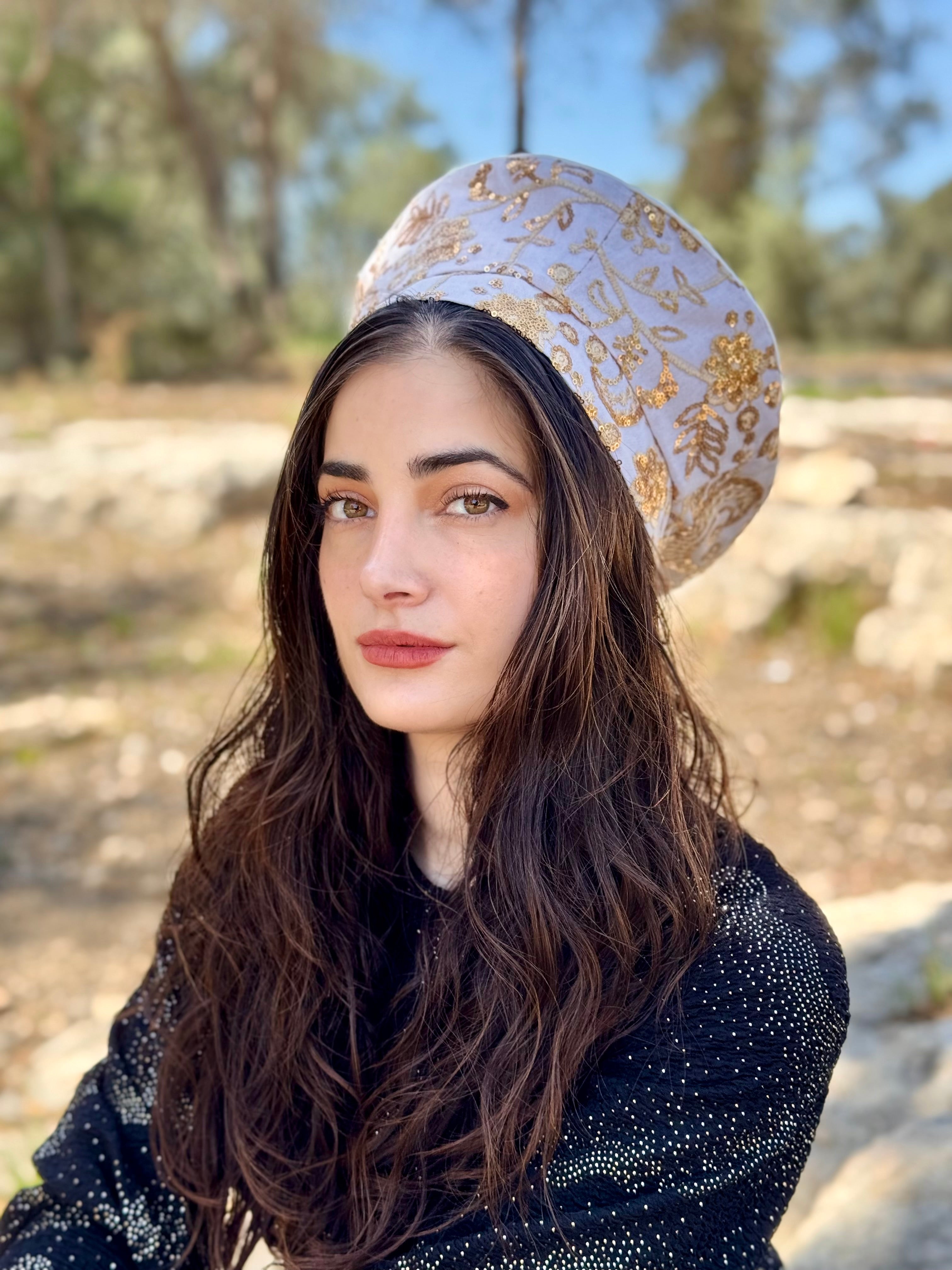 כובע שיק רקום לבן פרחי זהב (7863255007408)