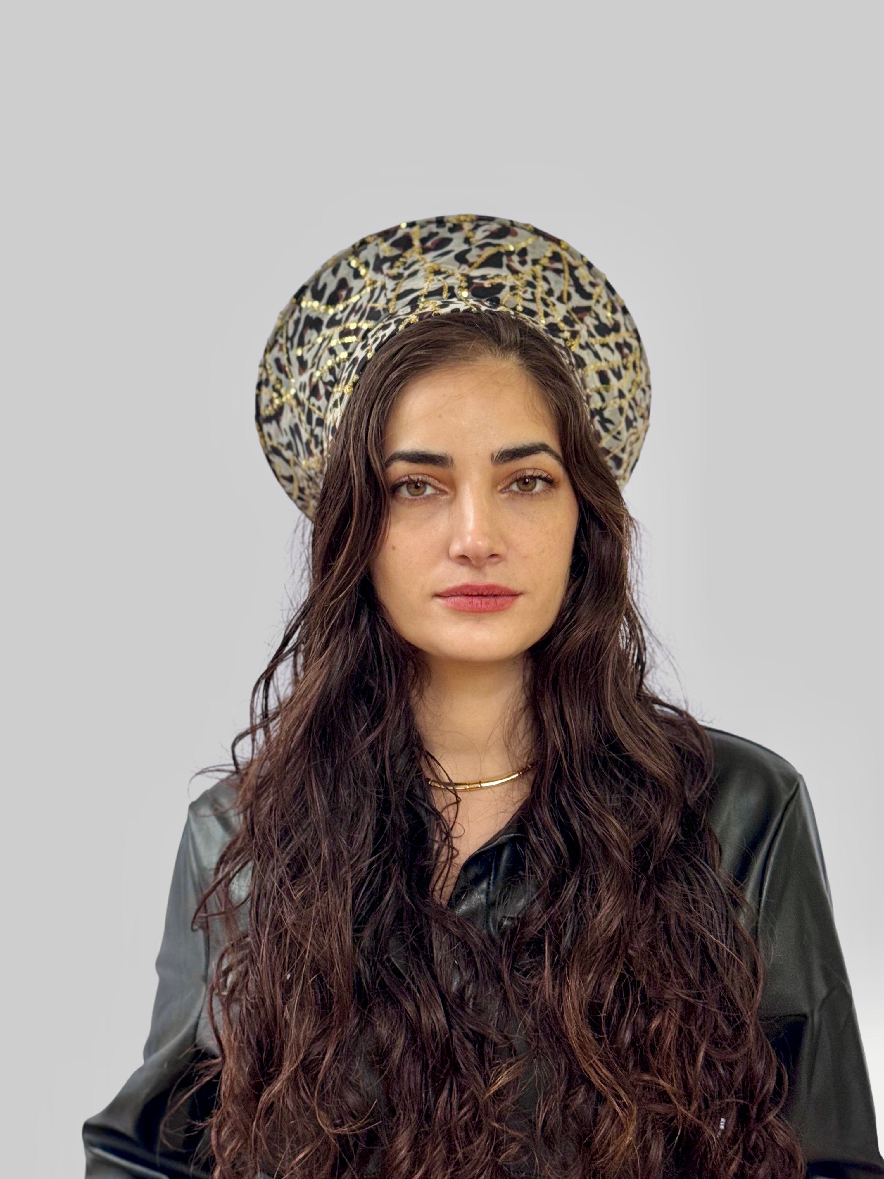 כובע שיק שיפון מנומר פייטים זהב