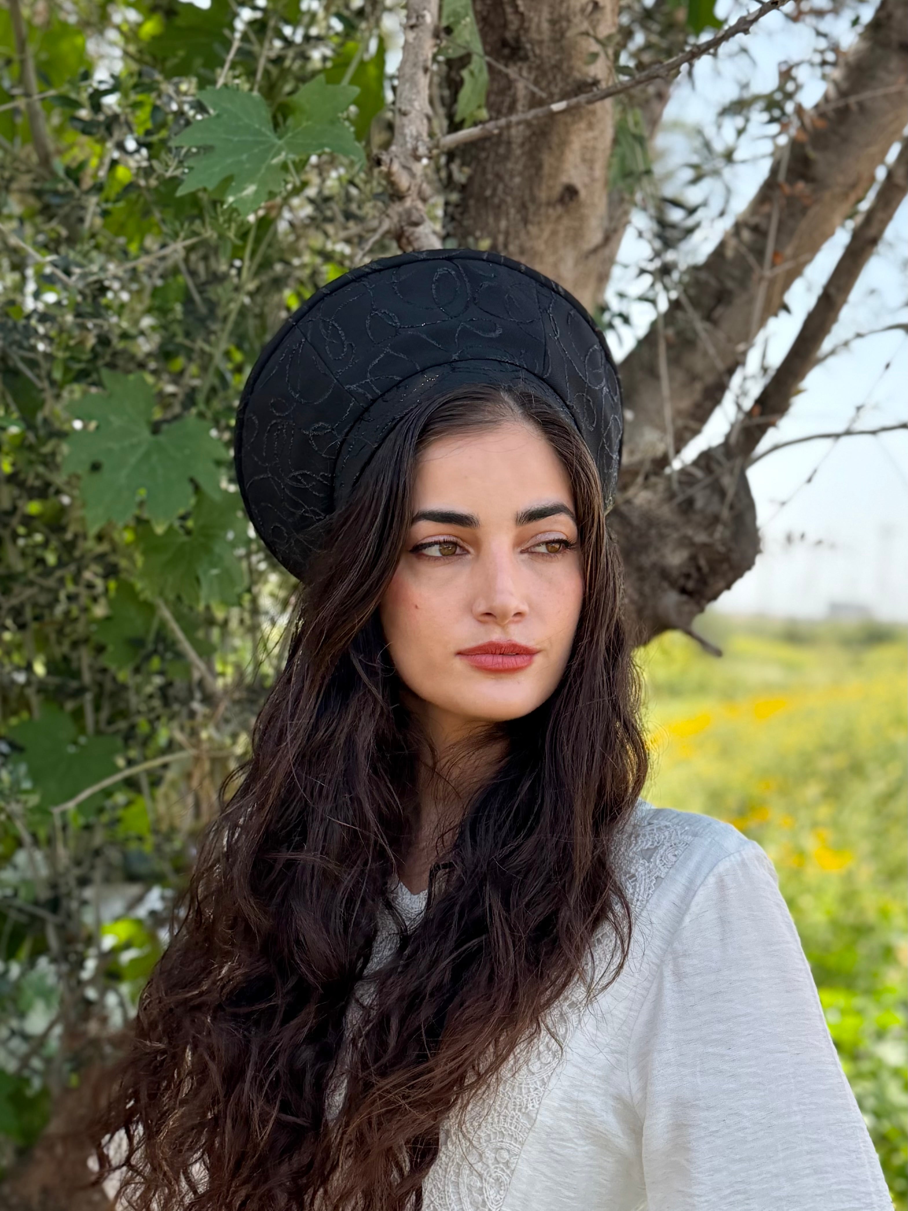 כובע שיק שחור סלסולים מנצנצים