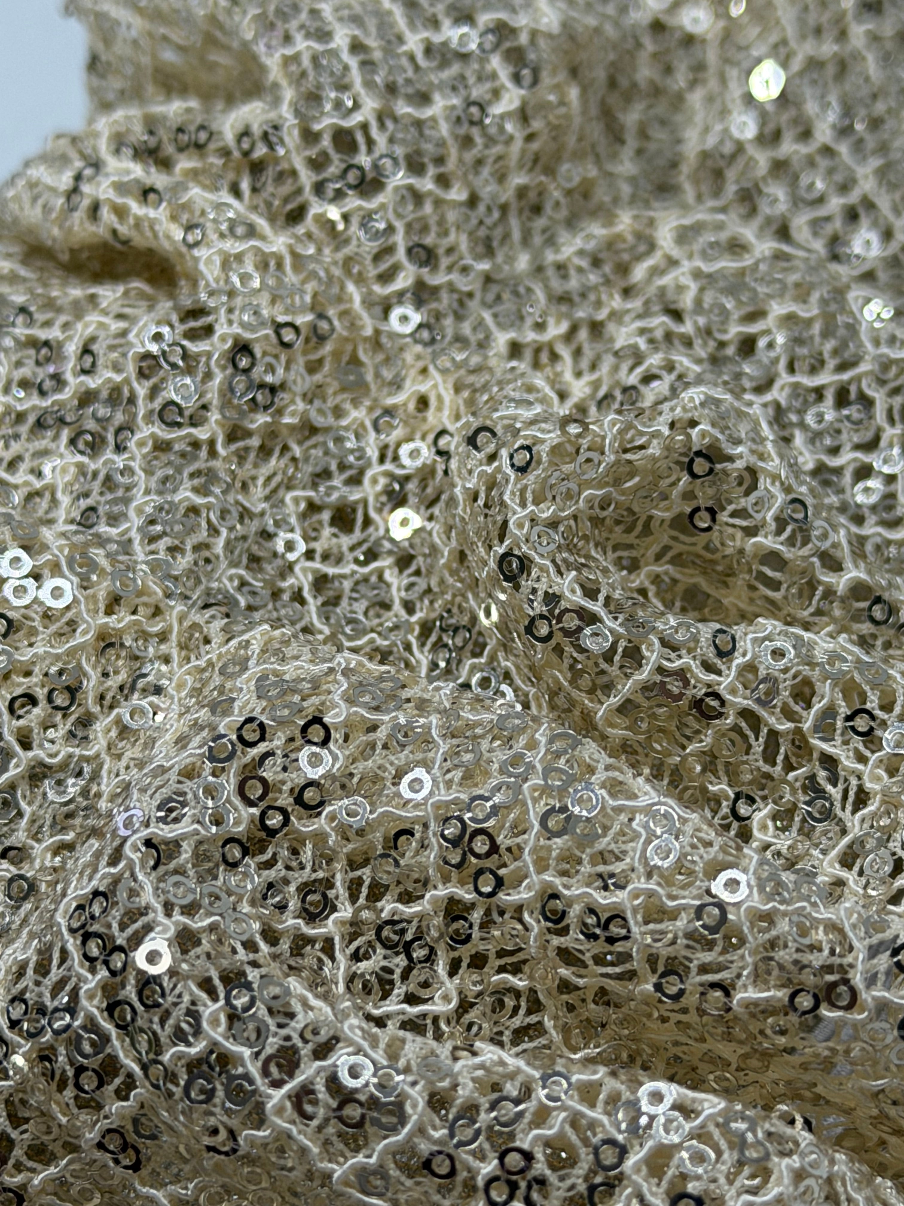 סרט סקוץ׳ מכווץ פייטים בז׳ זהב O2