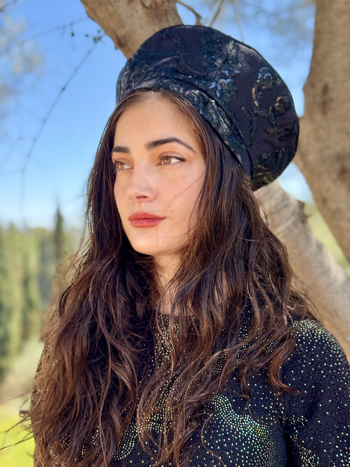 כובע שיק רקום פייט שחור פרחים (7863258284208)