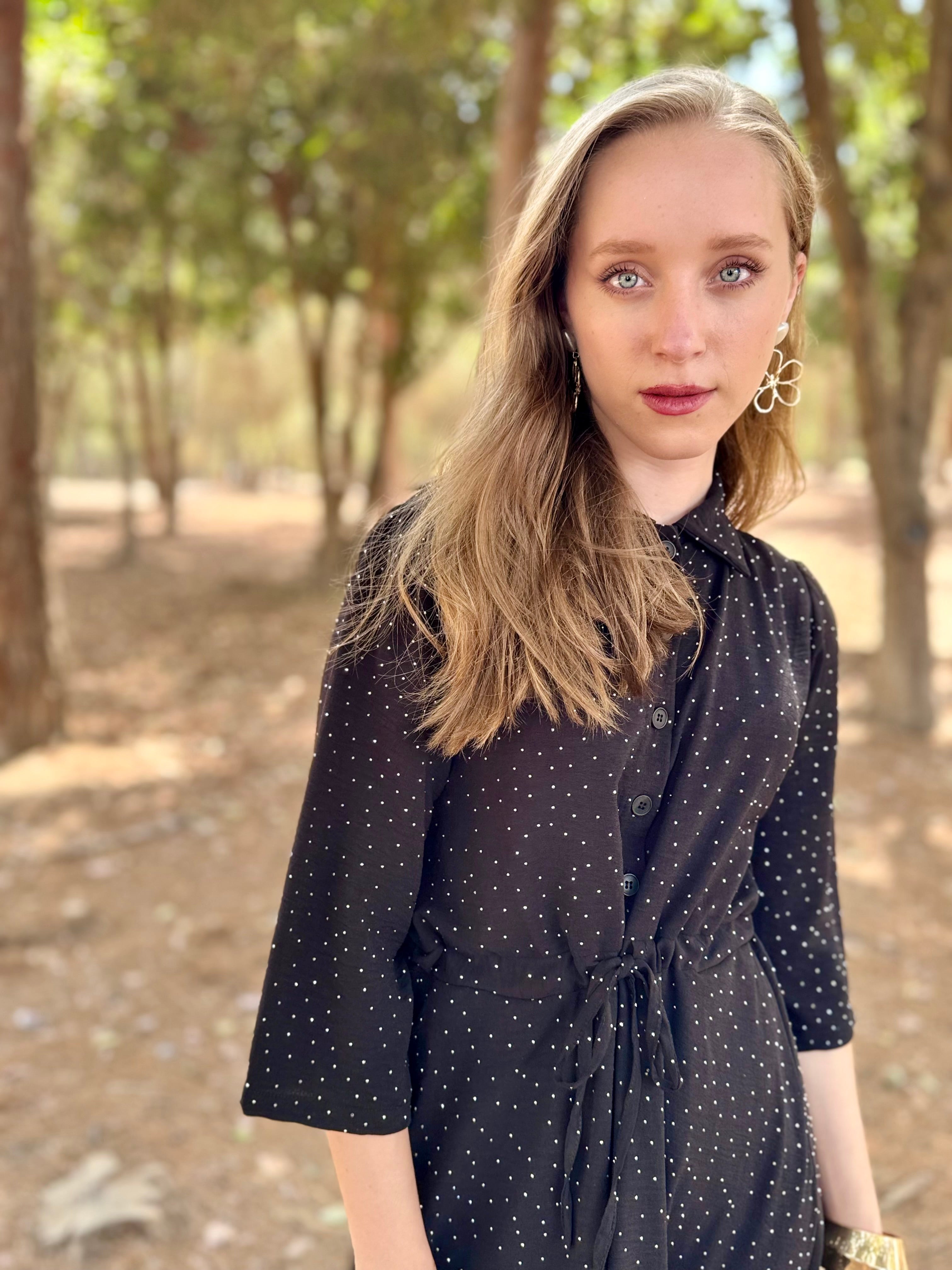 שמלת אריאנה שחורה משובצת אבנים (7939845685424)