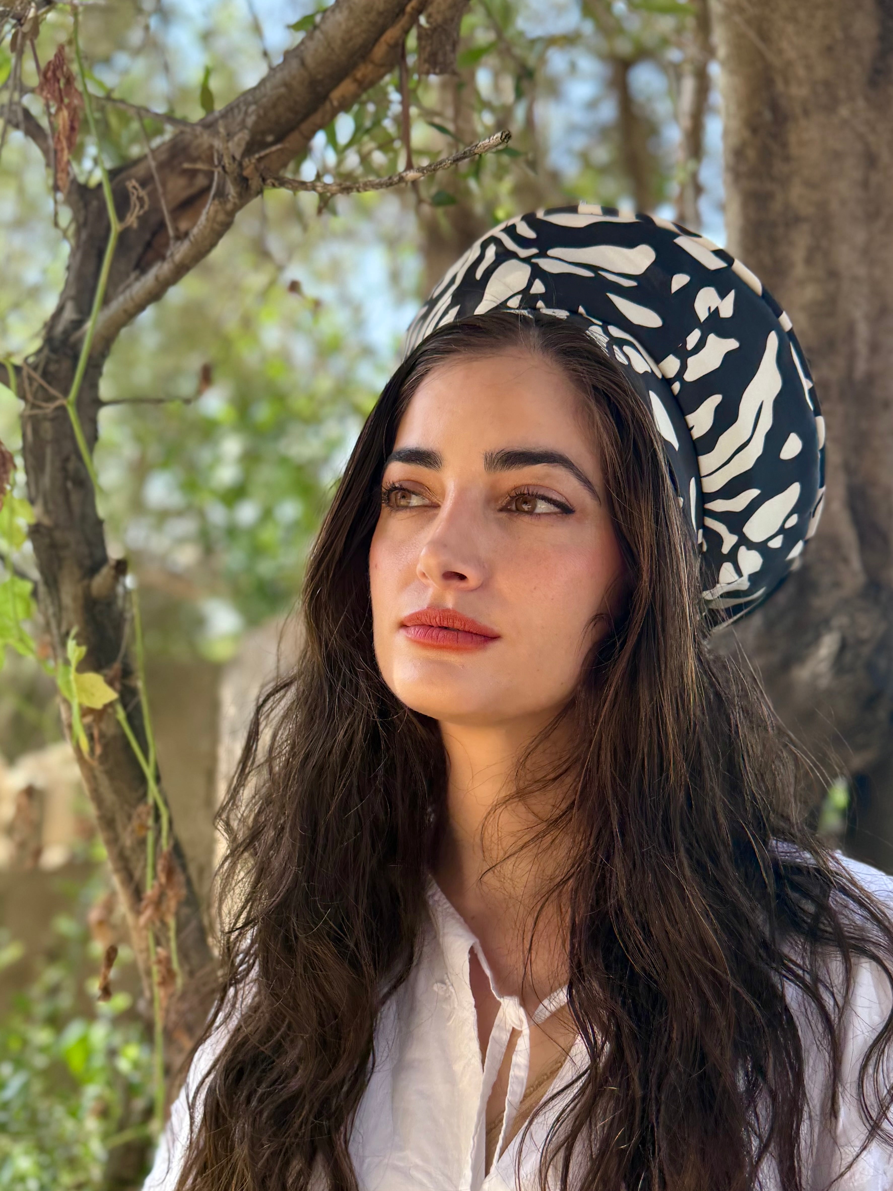 כובע שיק עלים שחור לבן