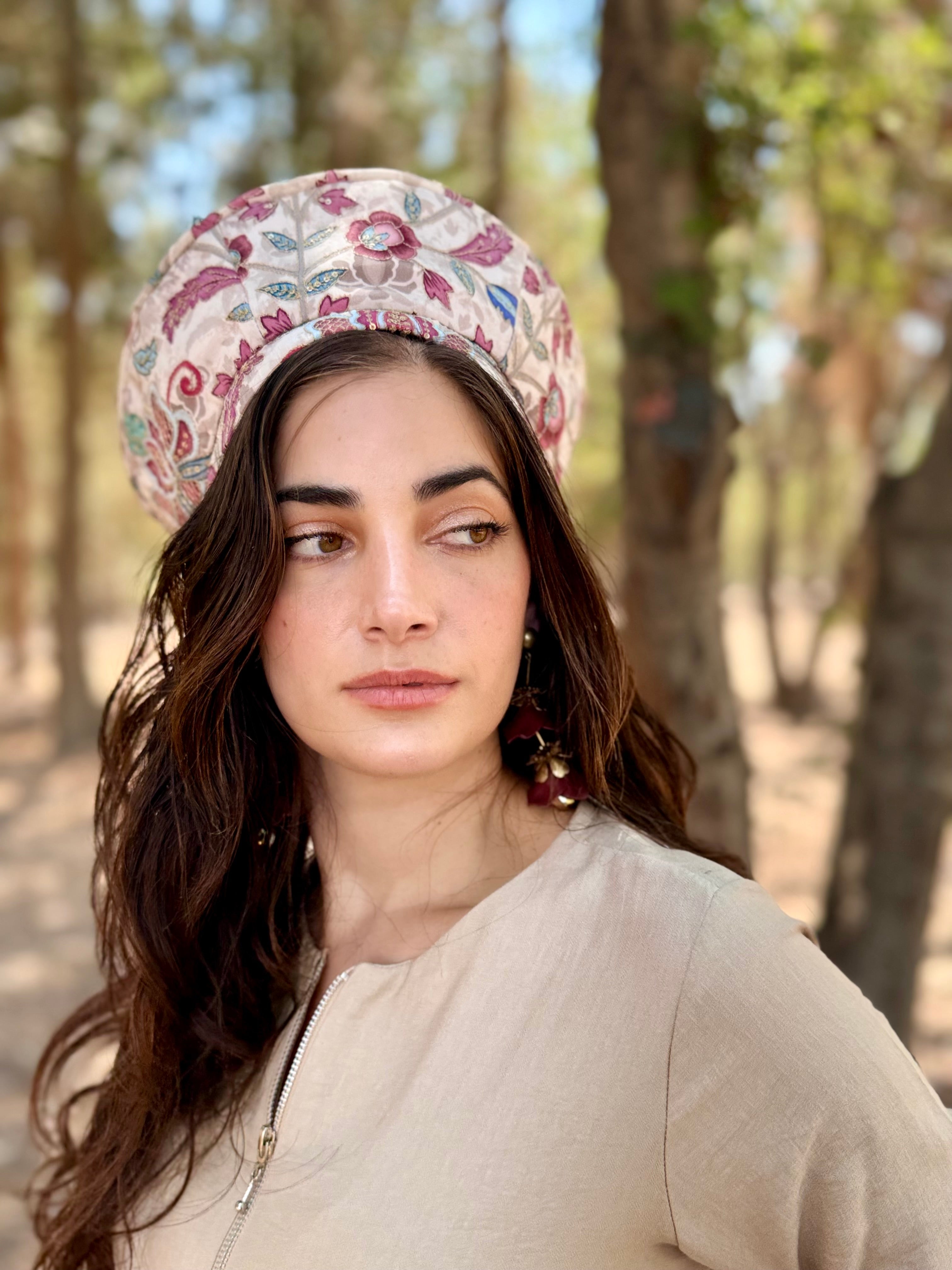 כובע שיק רקום בז׳ פרחים (7900037054640)