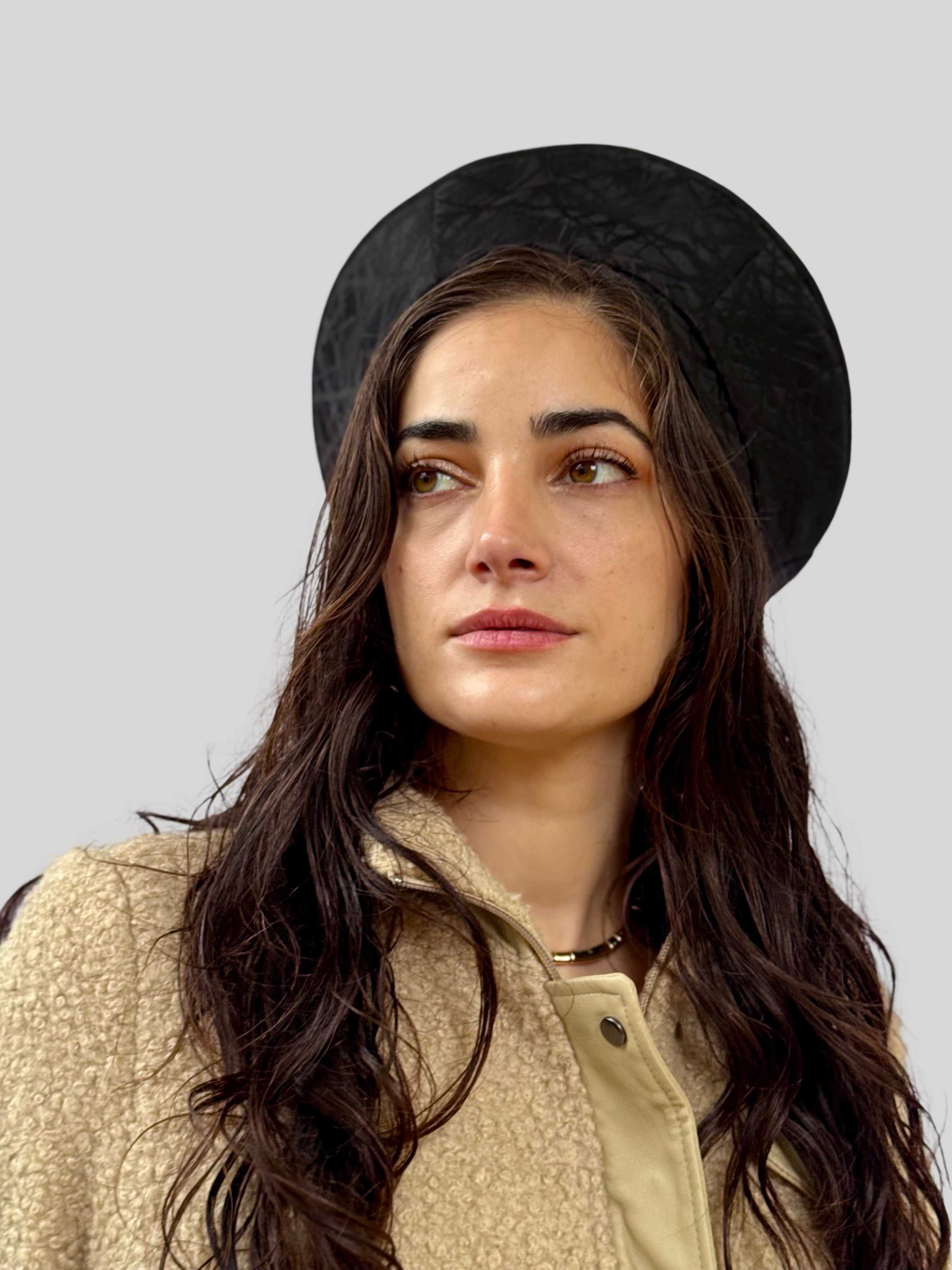 כובע שיק גאומטרי שחור