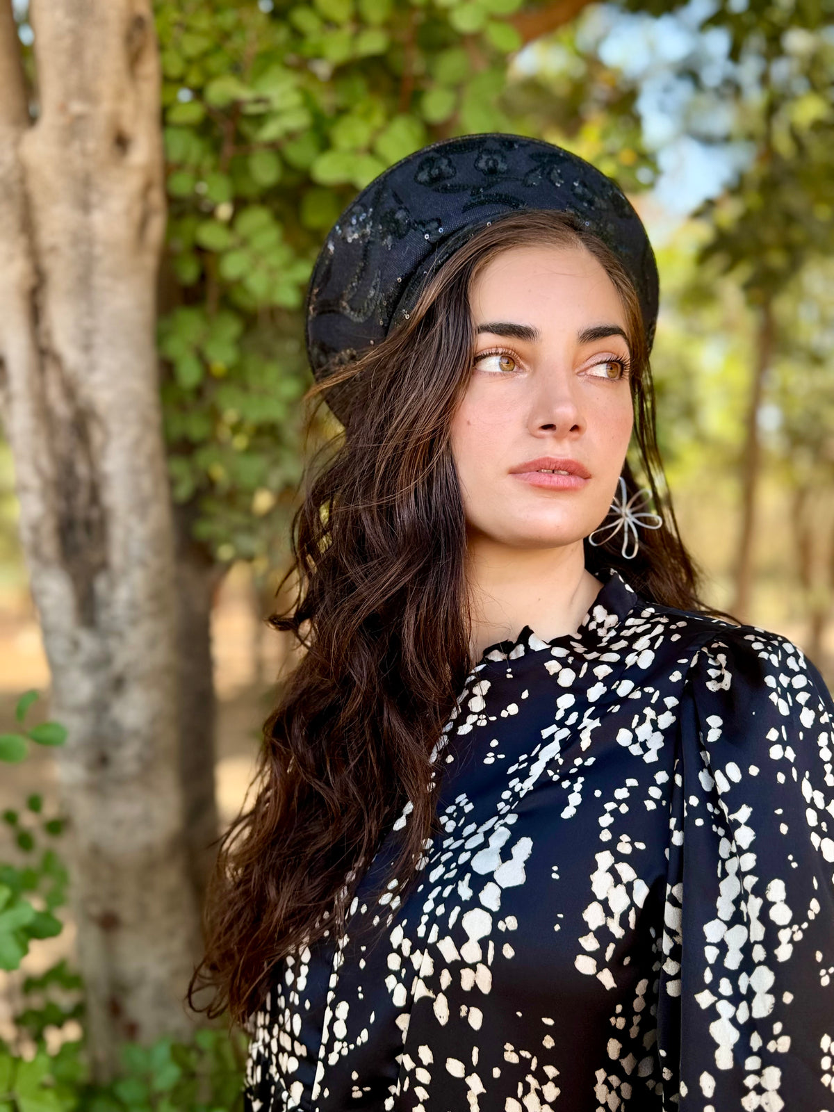 כובע שיק רקום פייט שחור פרחים (7863258284208)