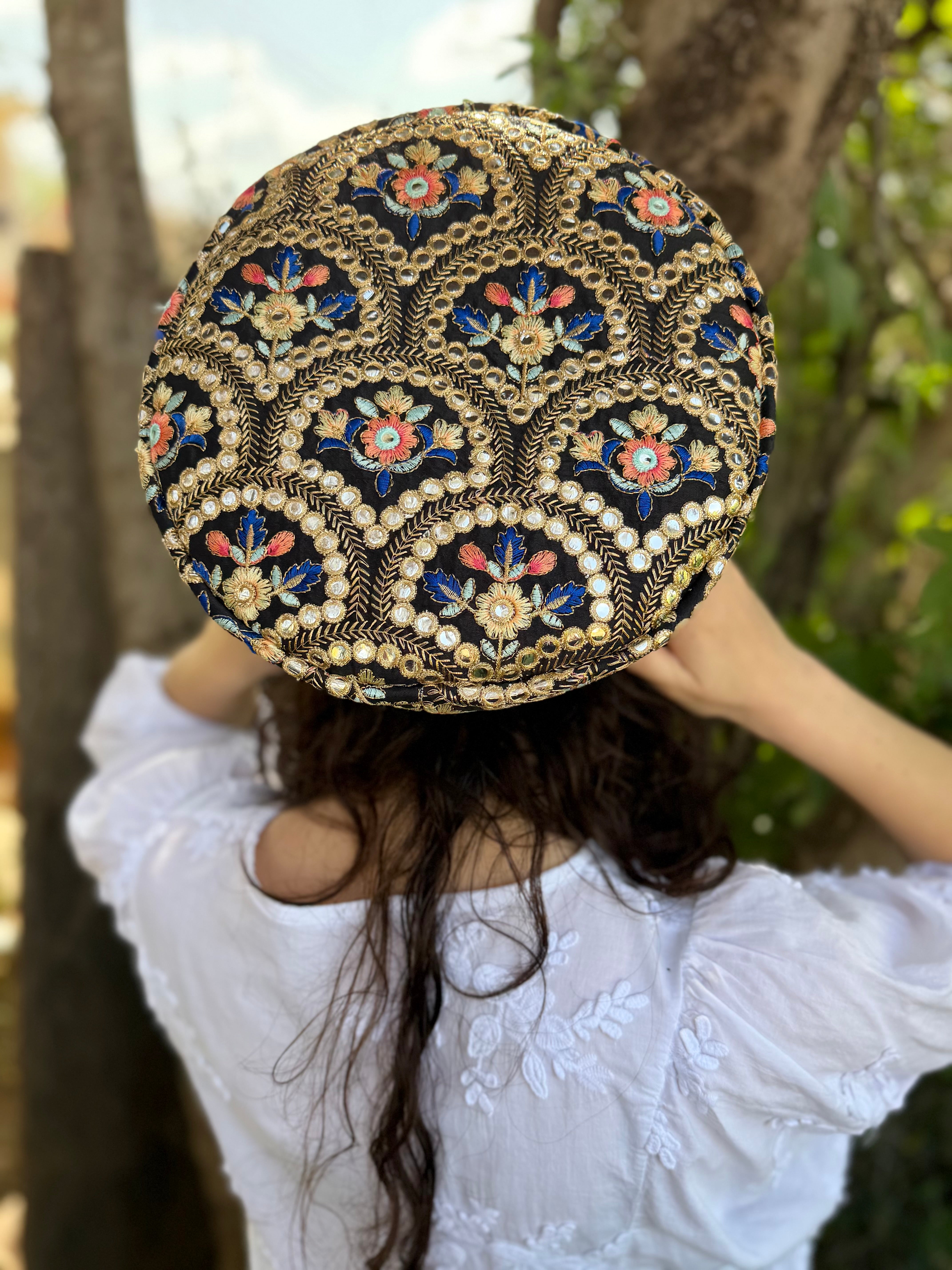 כובע שיק רקום קשתות זהובות