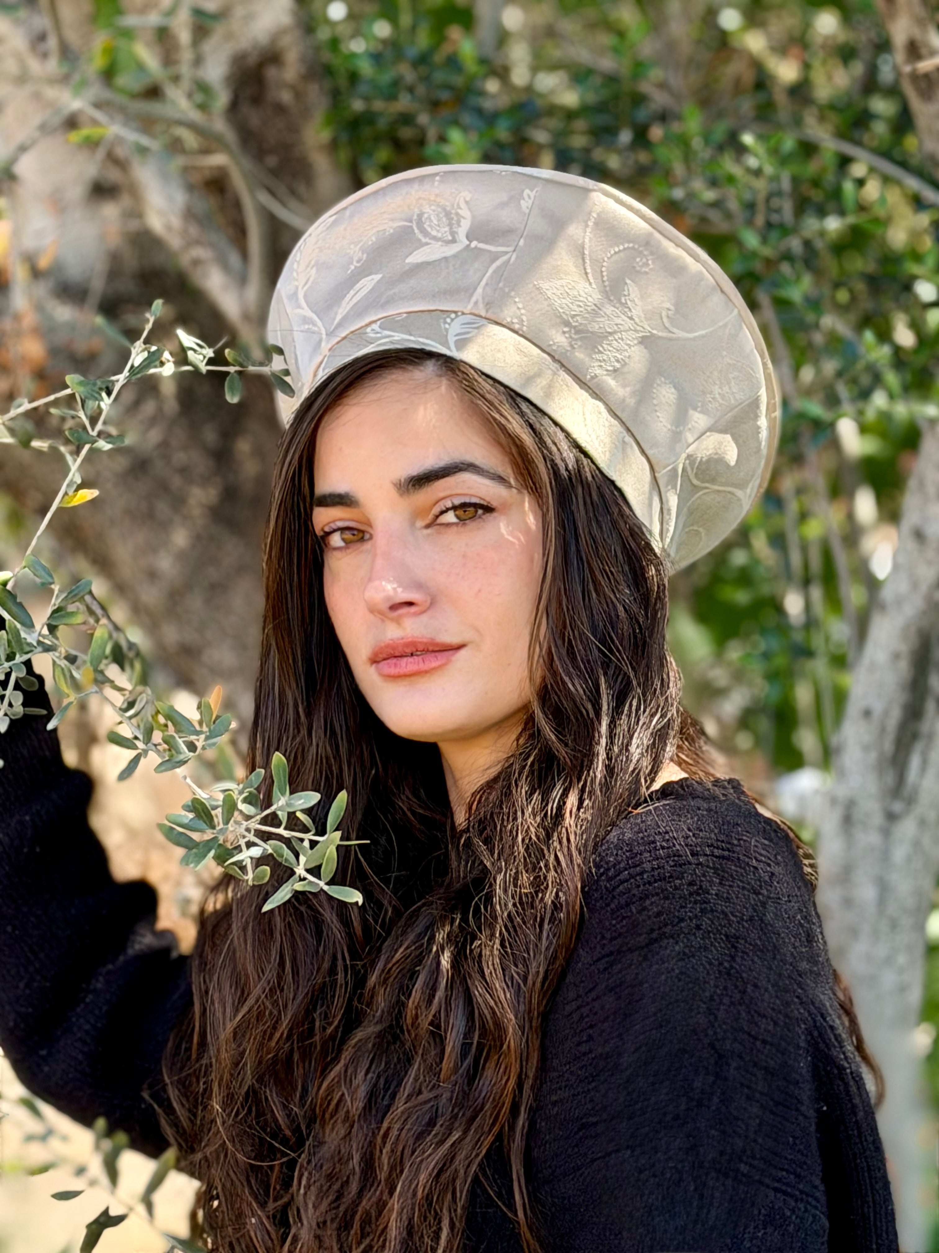 כובע שיק סאטן בז׳ פרחים