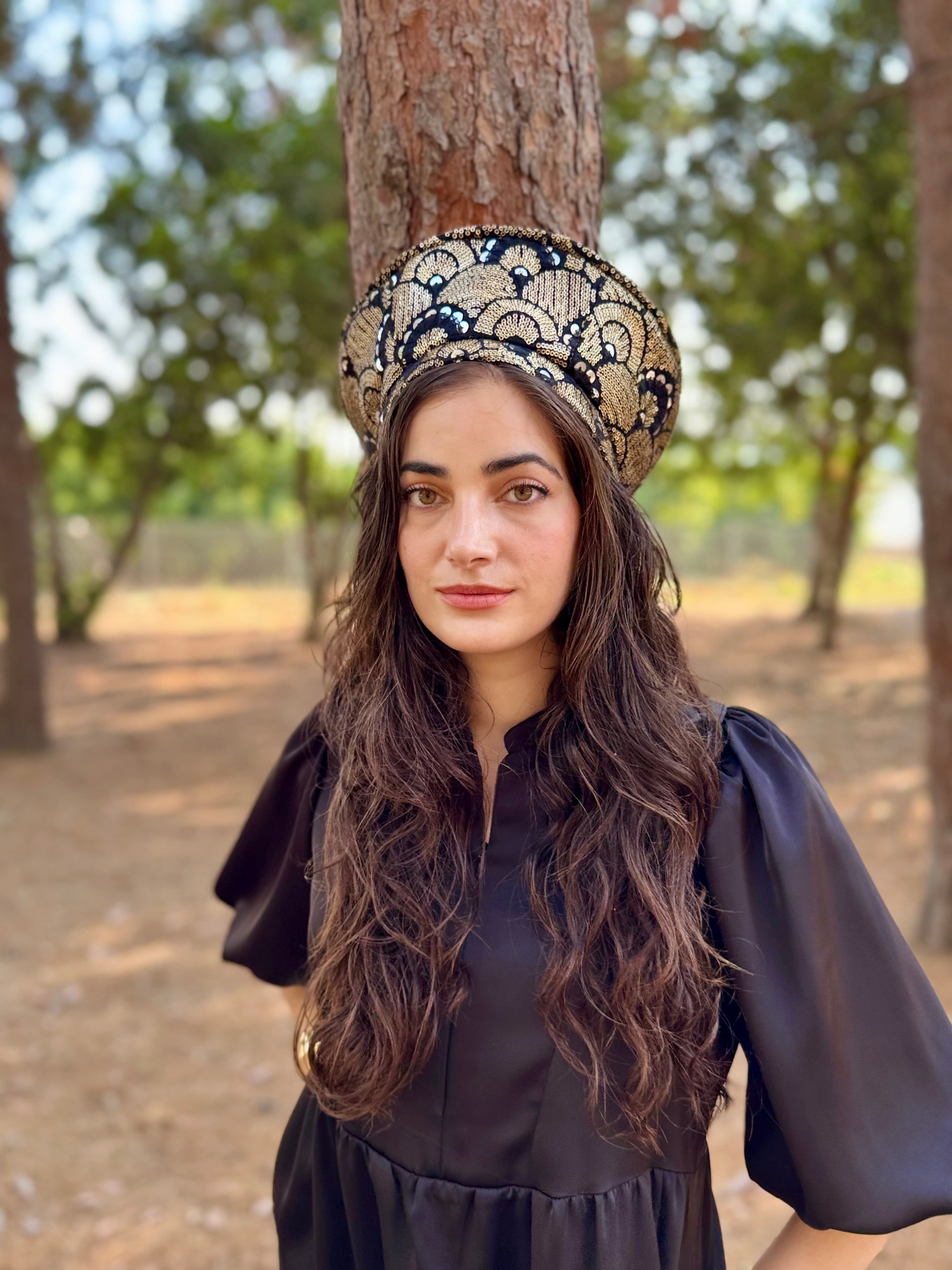 כובע שיק רקום פייטים קשתות זהב (7900036333744)