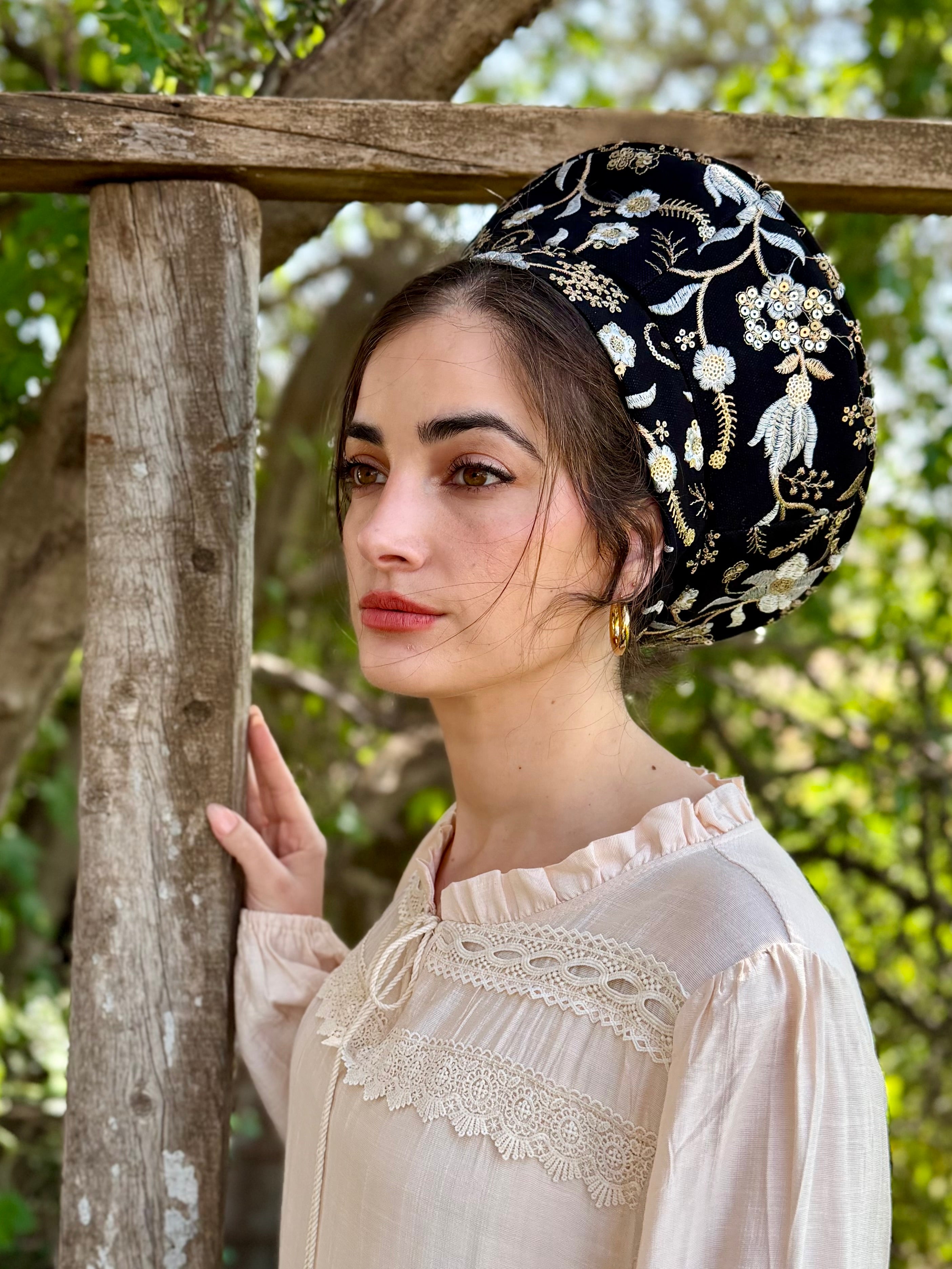 כובע שיק רקום פרחוני זהב כסף