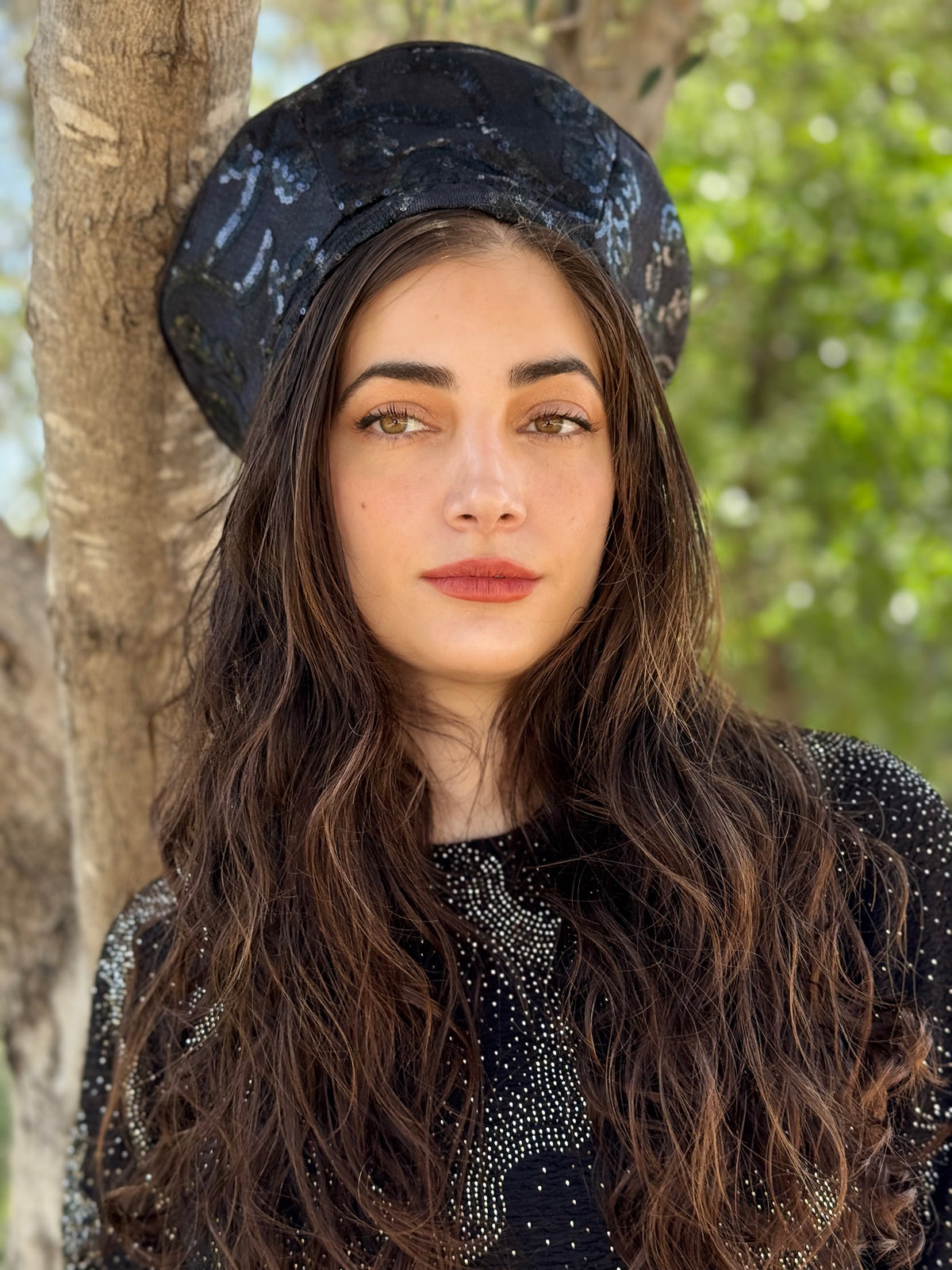 כובע שיק רקום פייט שחור פרחים (7863258284208)