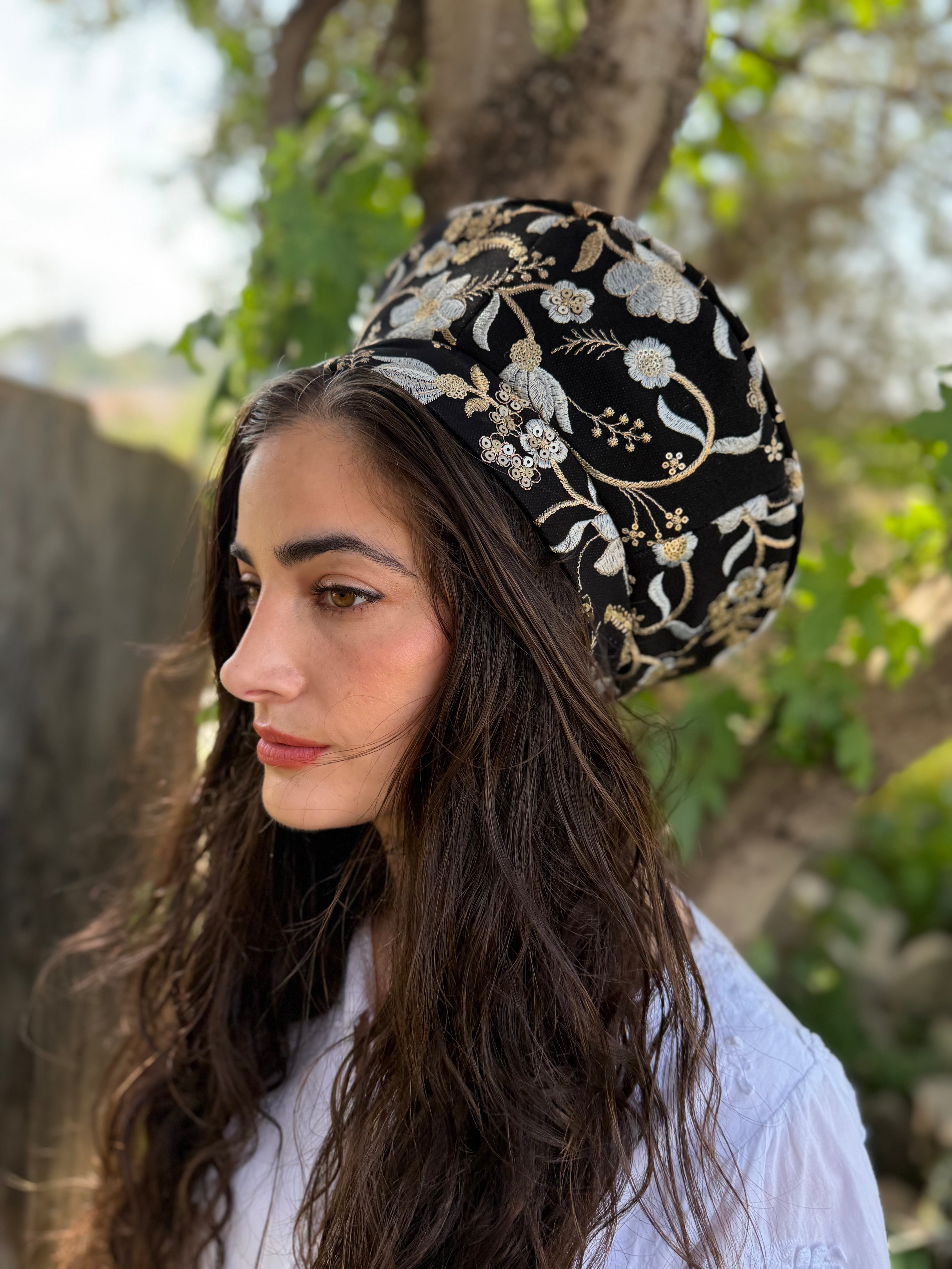 כובע שיק רקום פרחוני זהב כסף