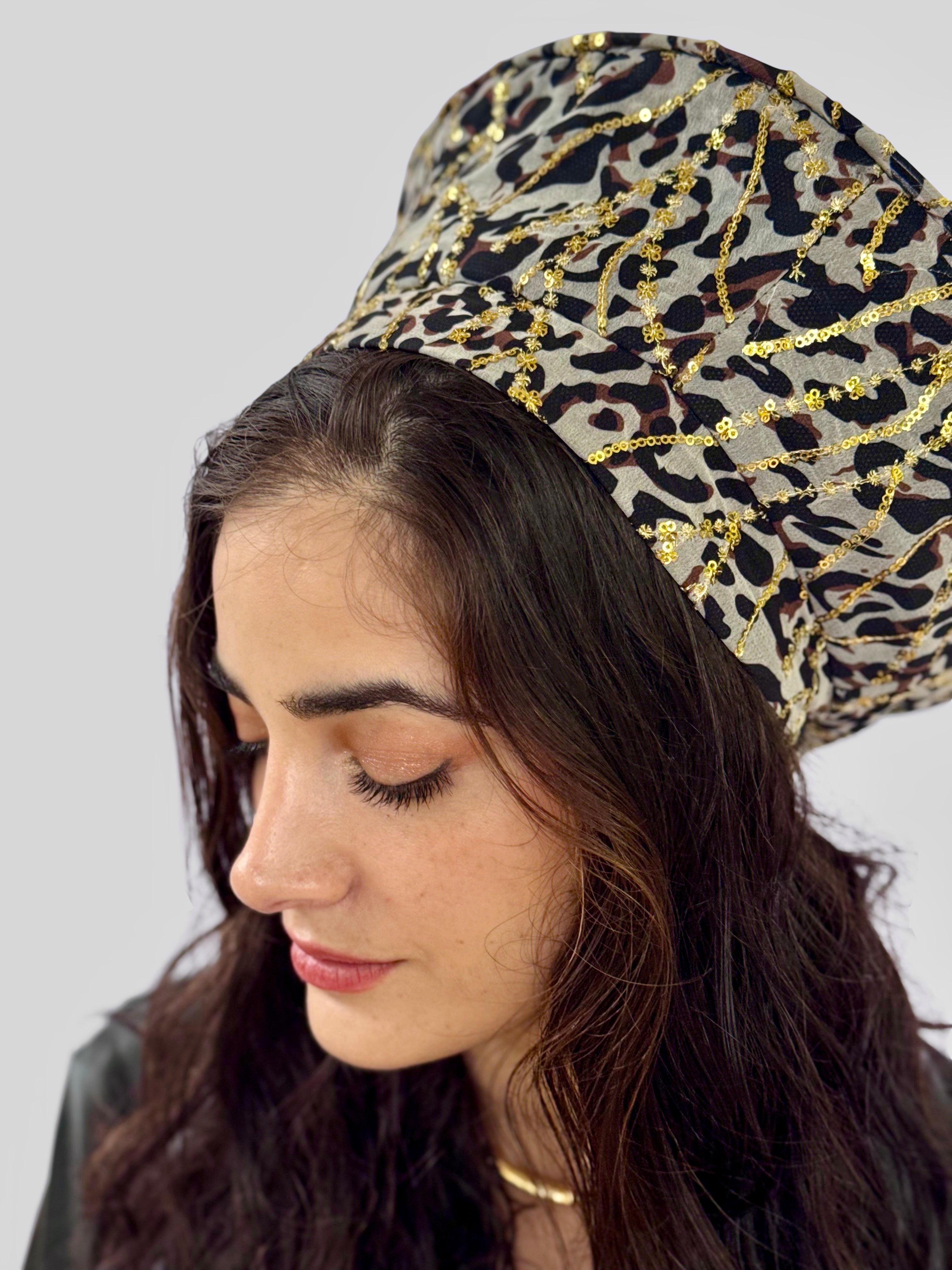 כובע שיק שיפון מנומר פייטים זהב