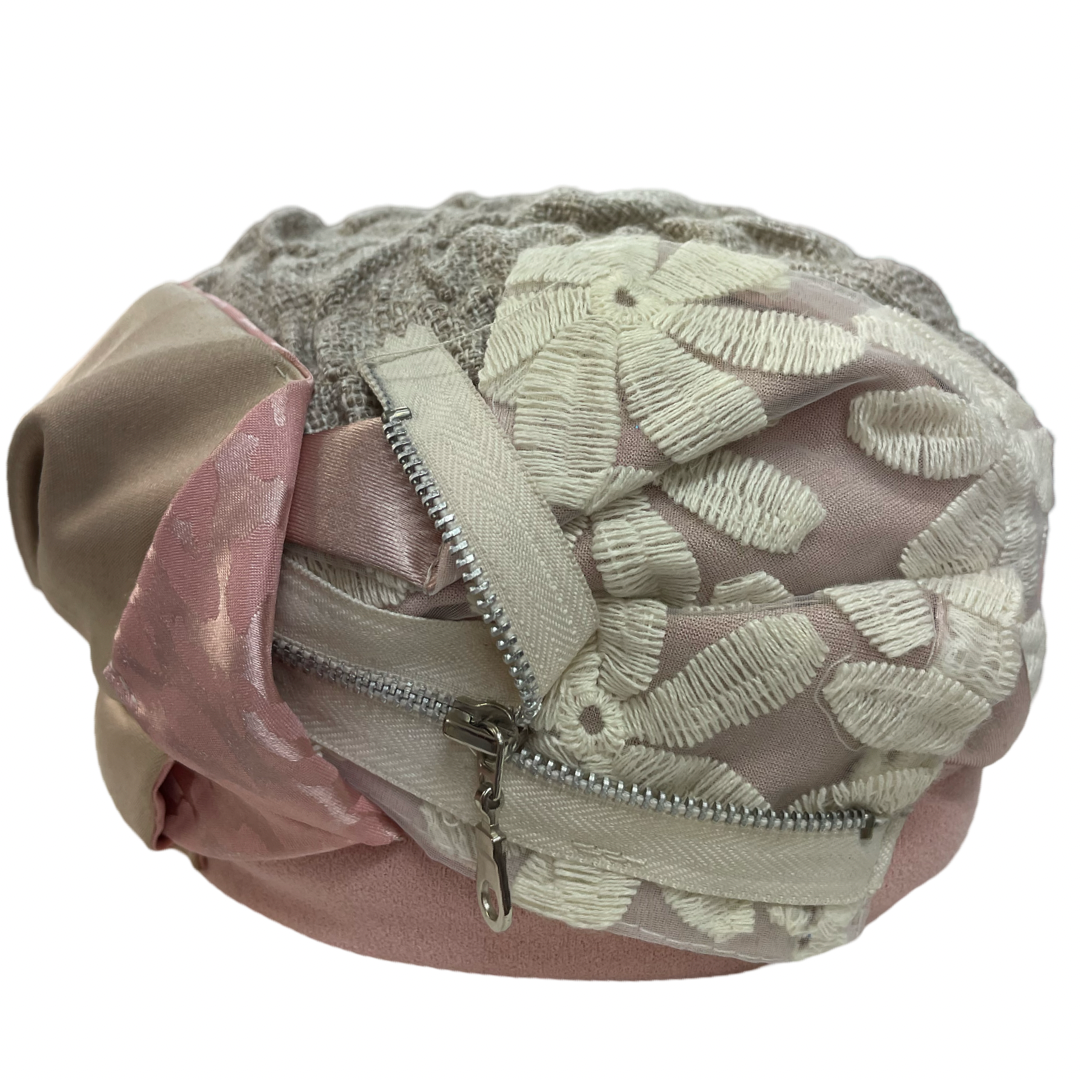 ברט מכווץ רוכסן בז׳ ורוד