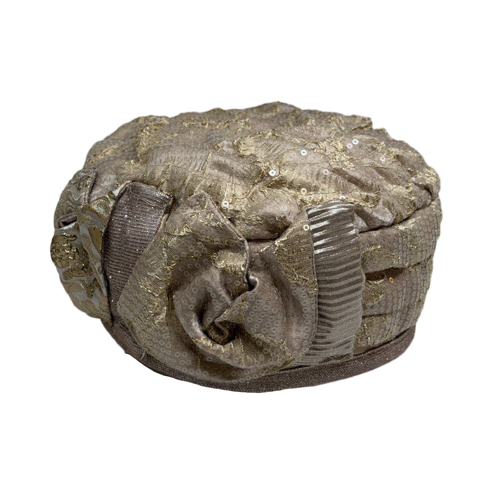 ברט מכווץ פייטים בז׳ זהב