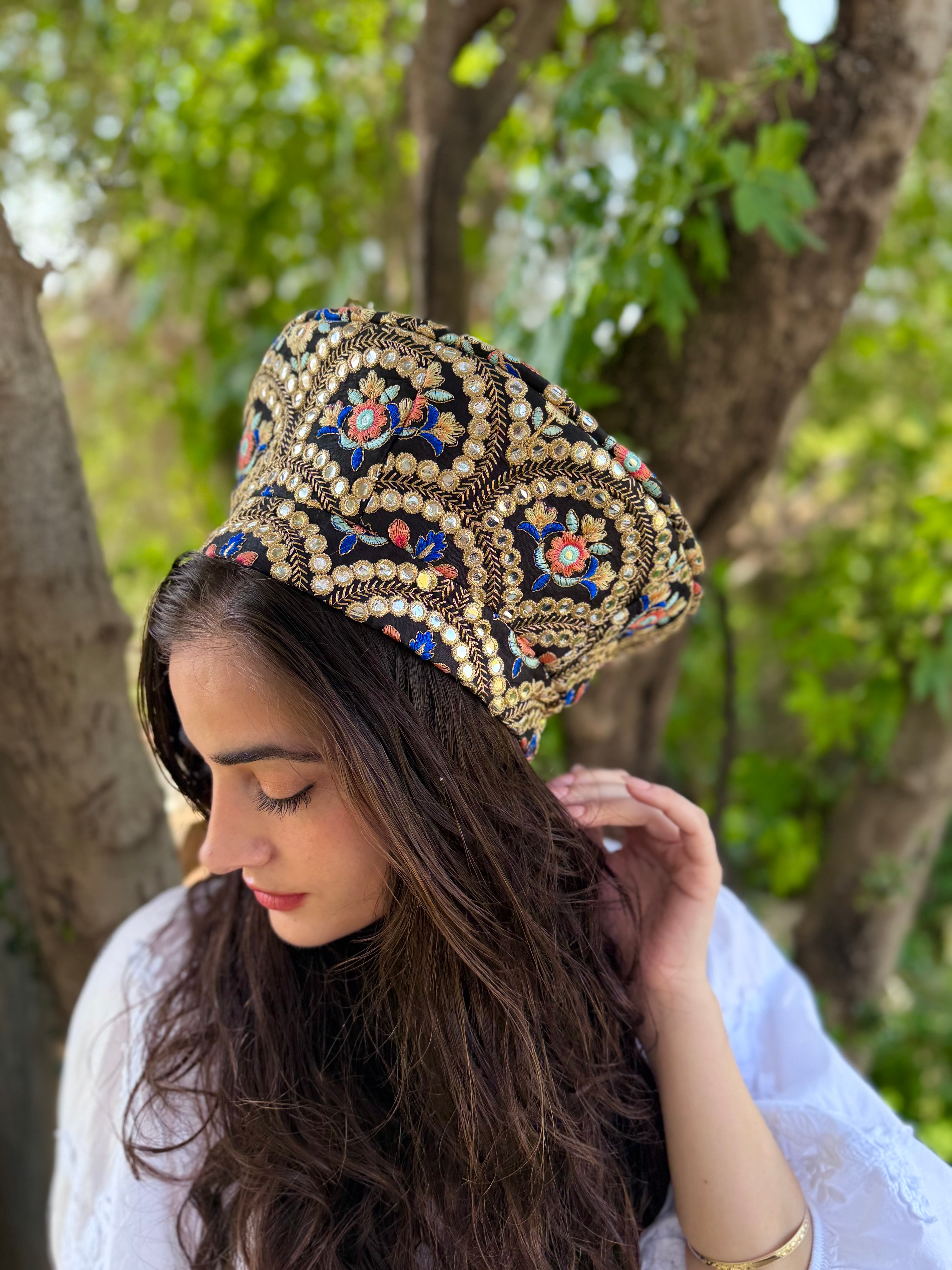 כובע שיק רקום קשתות זהובות