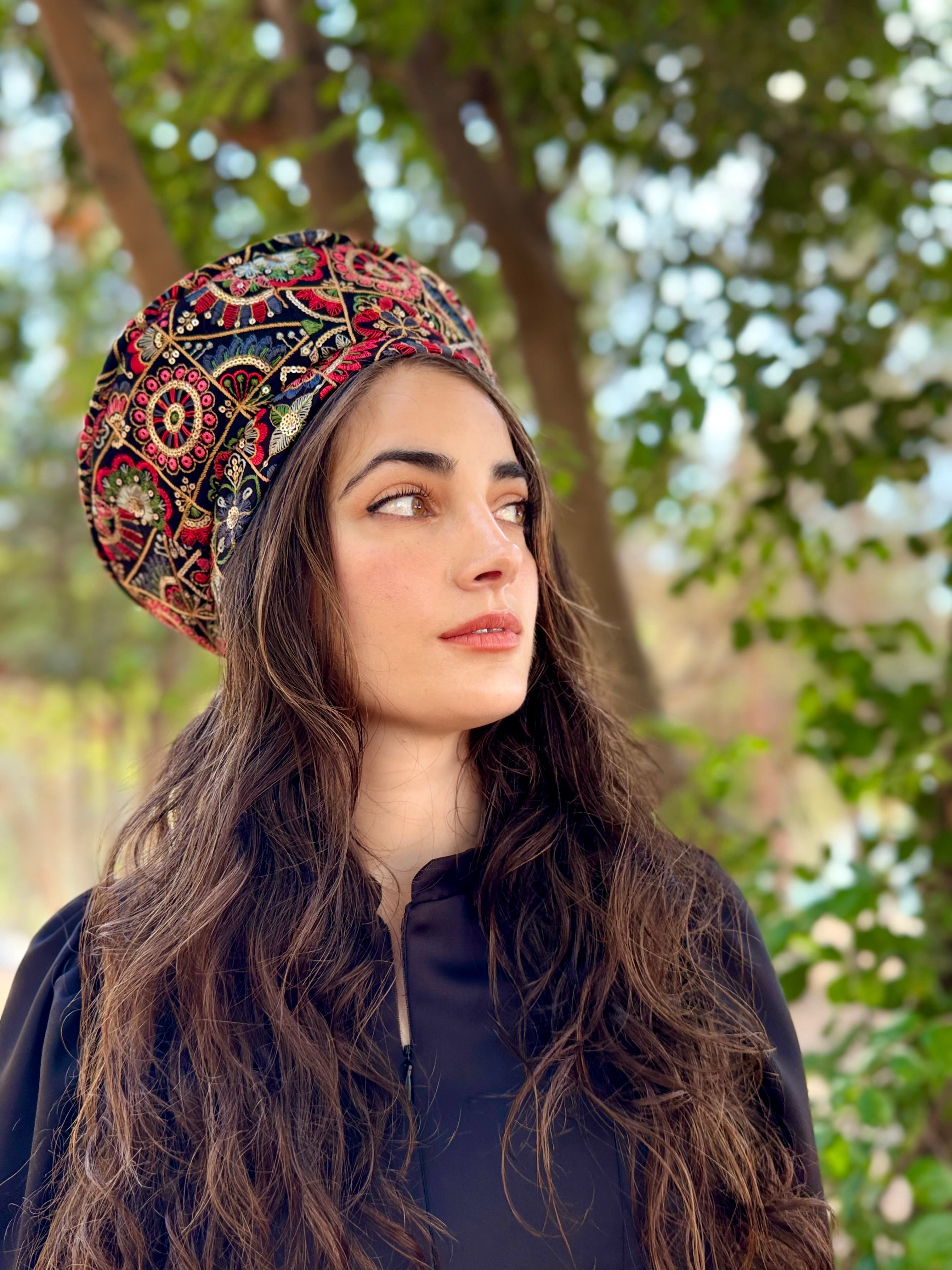 כובע שיק רקום עיגולים שחור אדום (7900036235440)