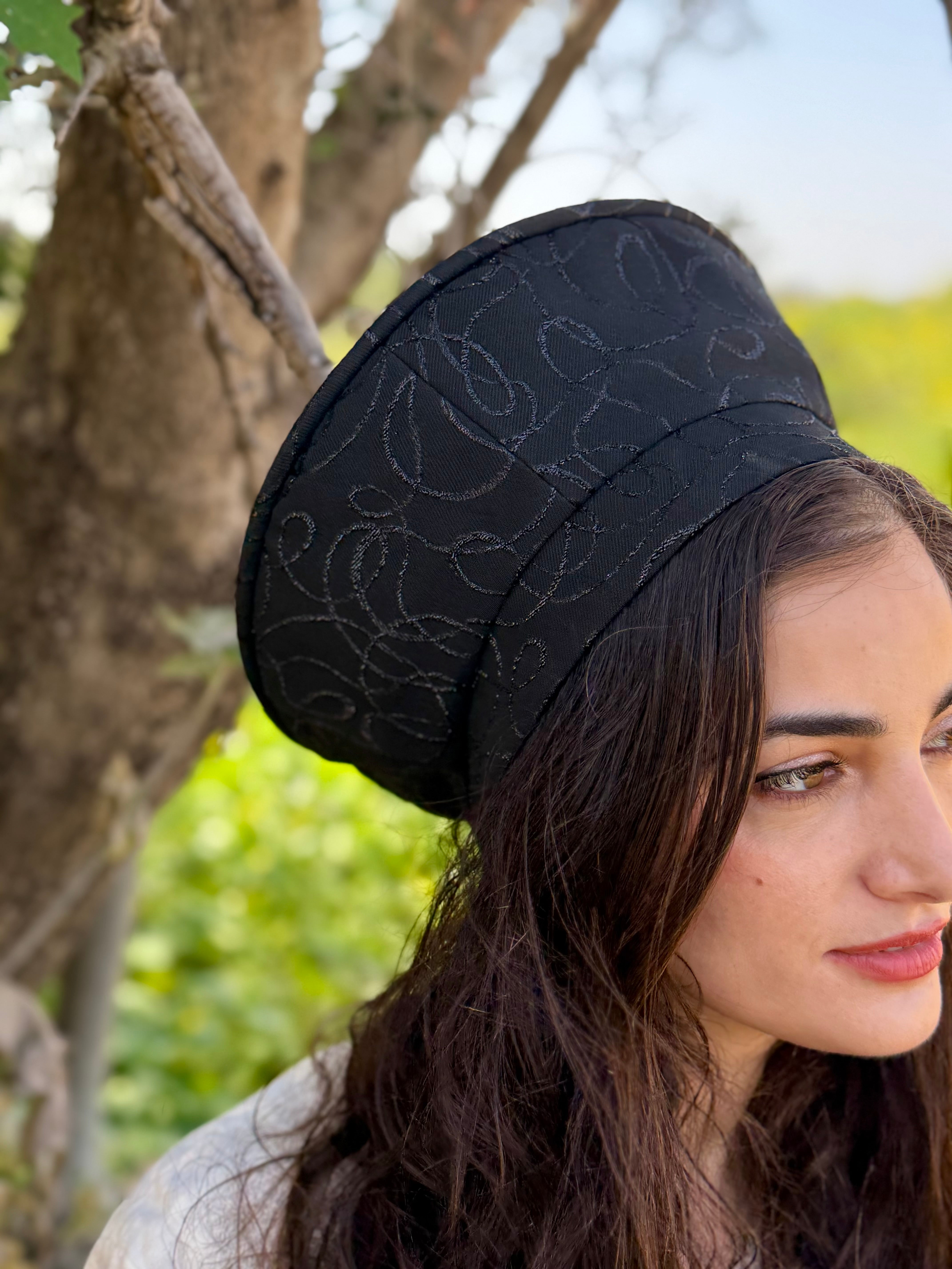 כובע שיק שחור סלסולים מנצנצים