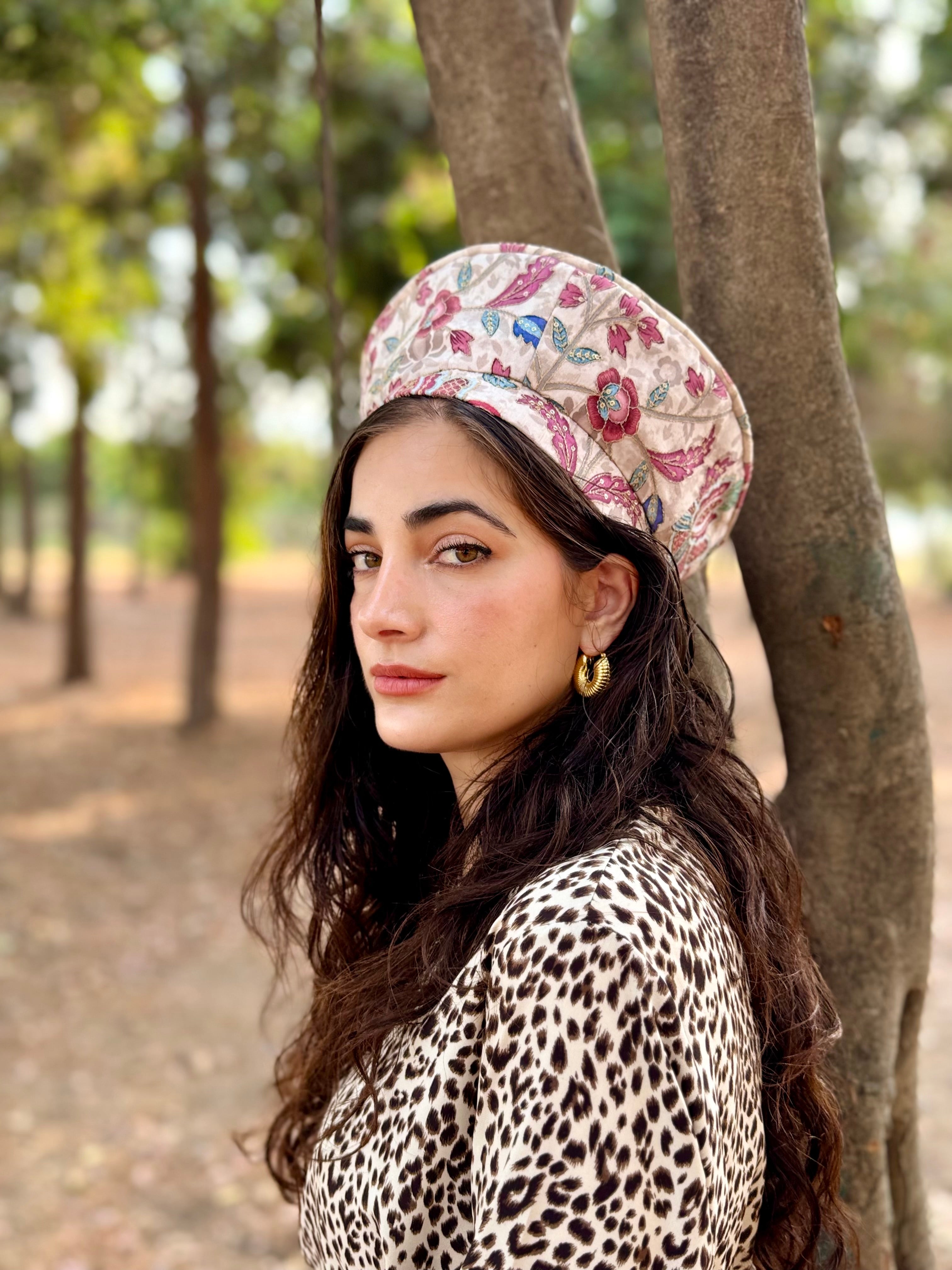 כובע שיק רקום בז׳ פרחים (7900037054640)