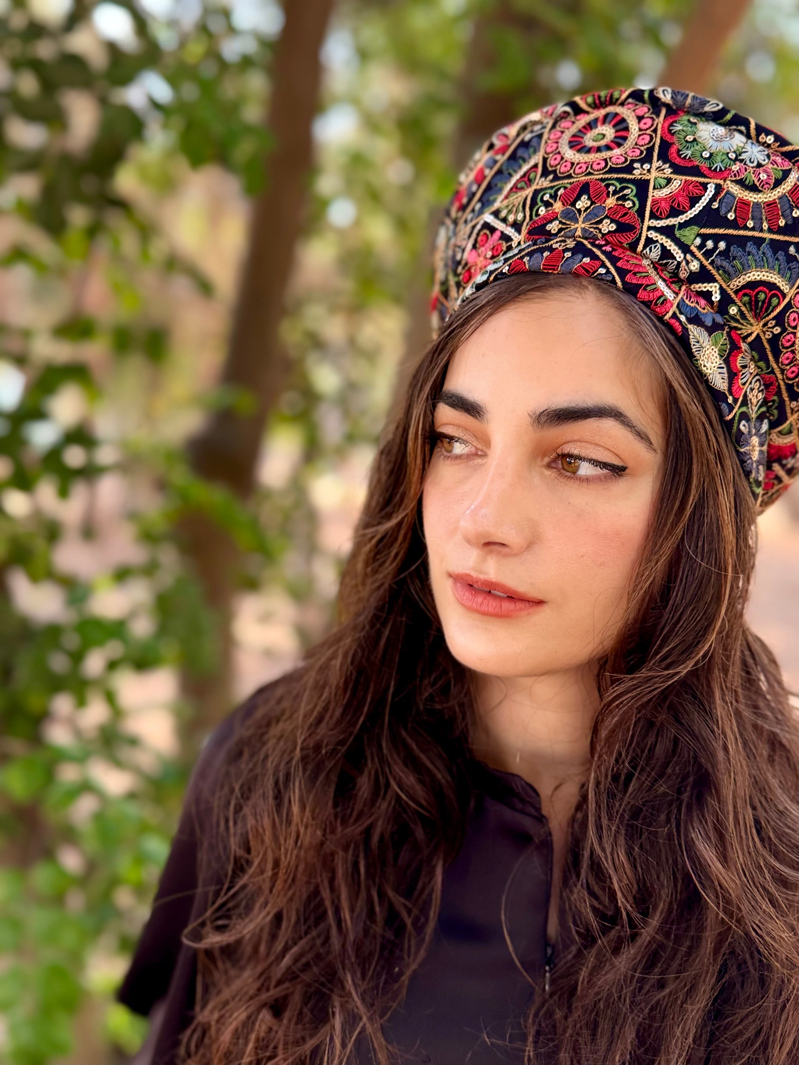 כובע שיק רקום עיגולים שחור אדום (7900036235440)