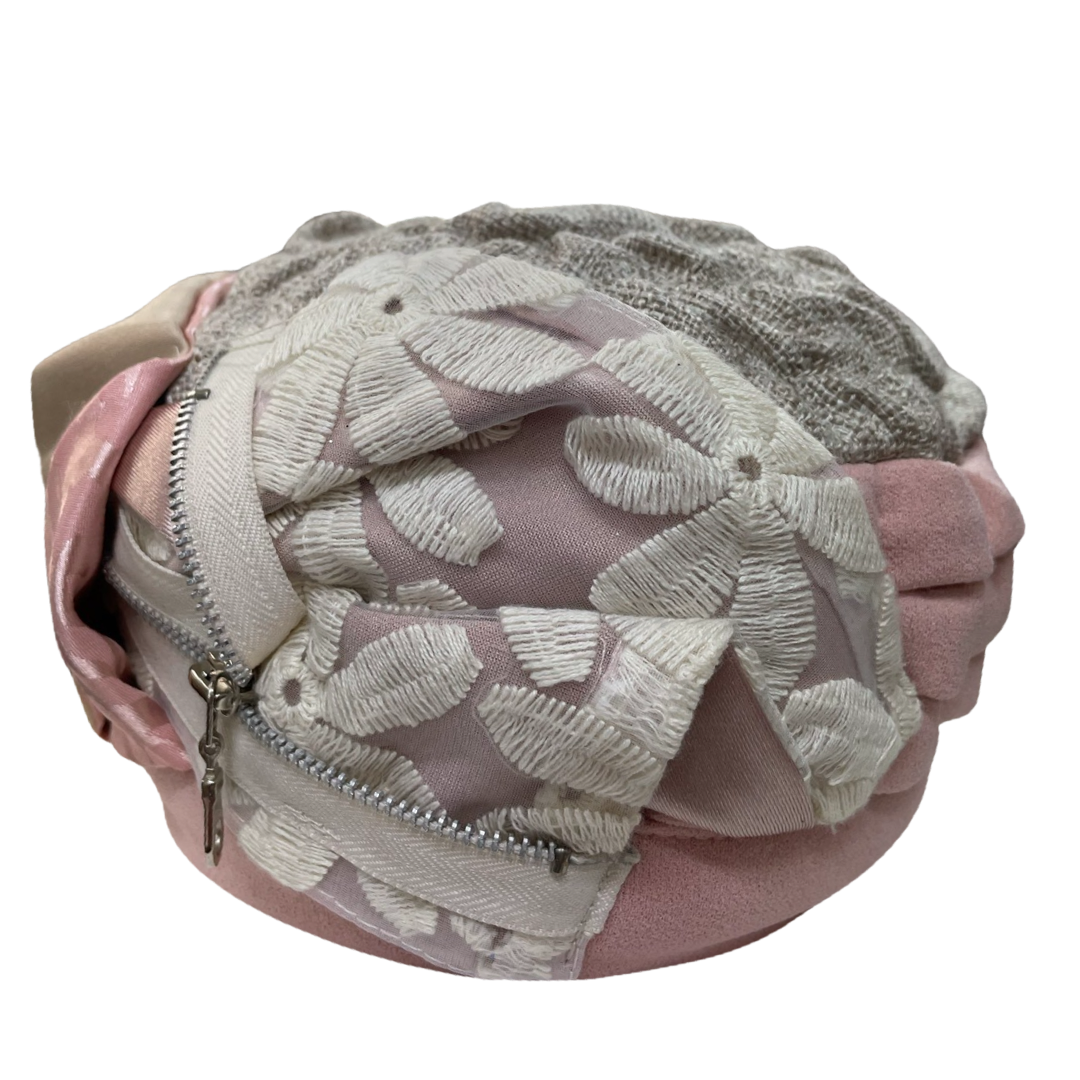 ברט מכווץ רוכסן בז׳ ורוד