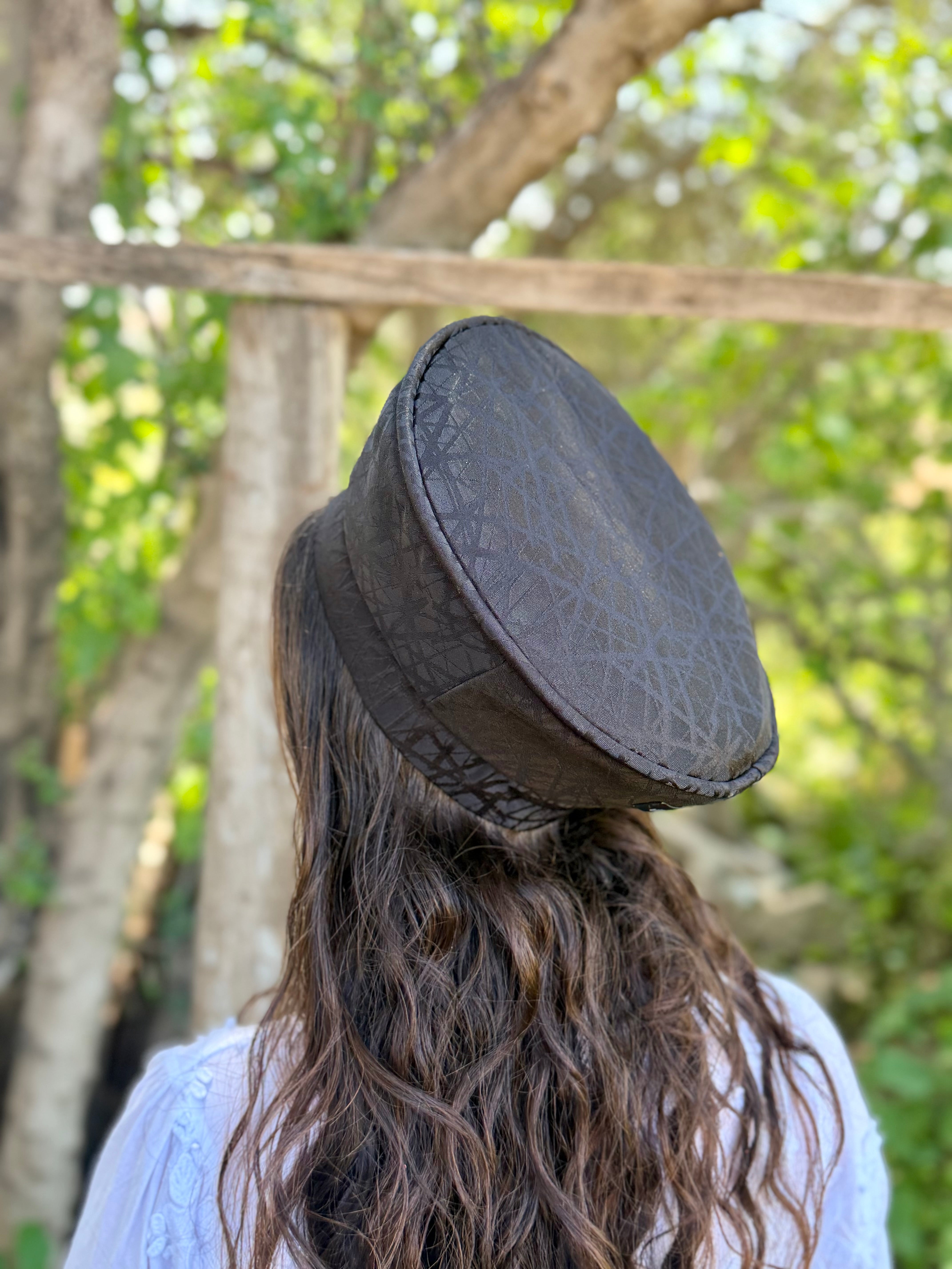 כובע שיק גאומטרי שחור
