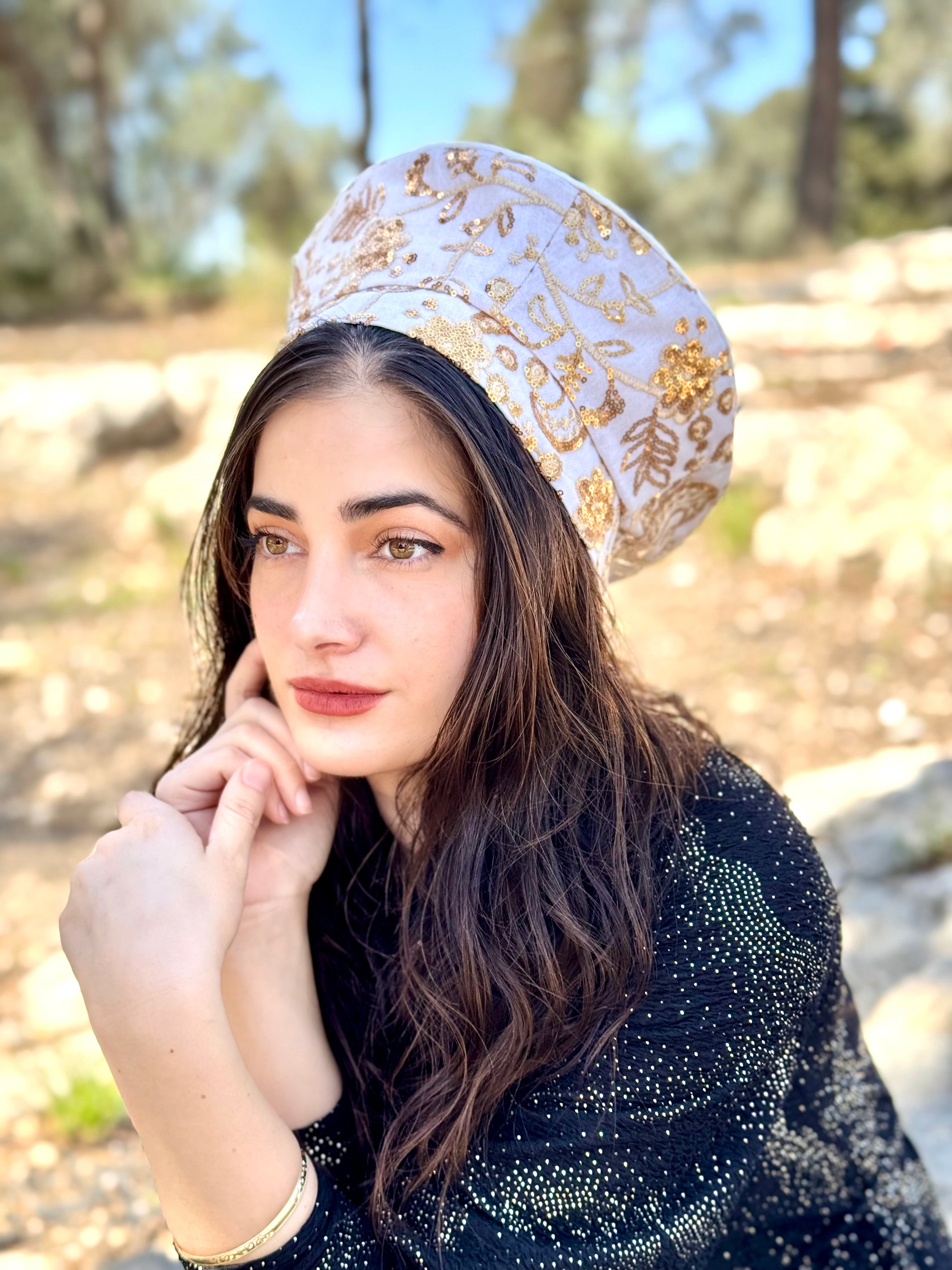 כובע שיק רקום לבן פרחי זהב (7863255007408)