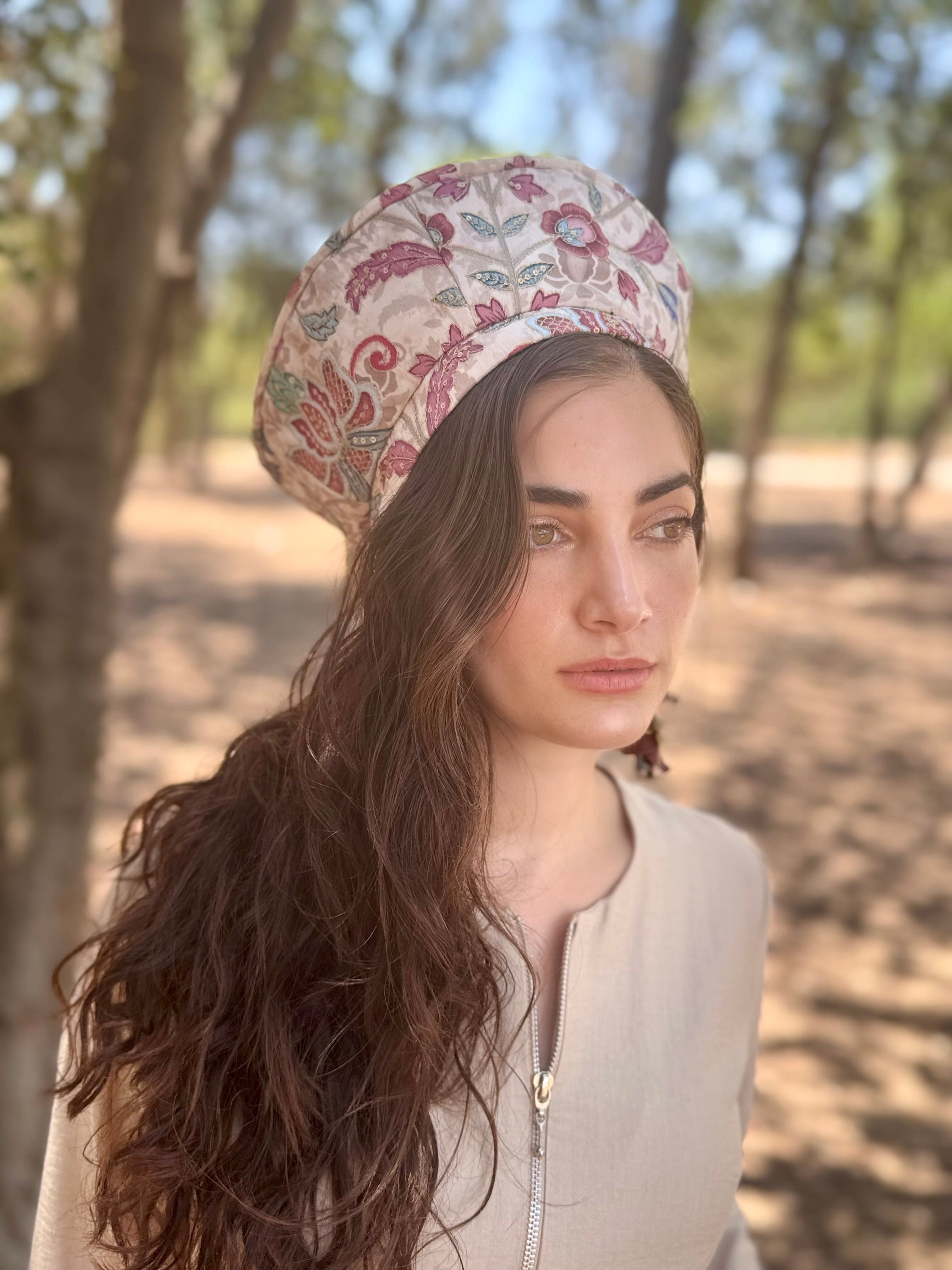 כובע שיק רקום בז׳ פרחים (7900037054640)