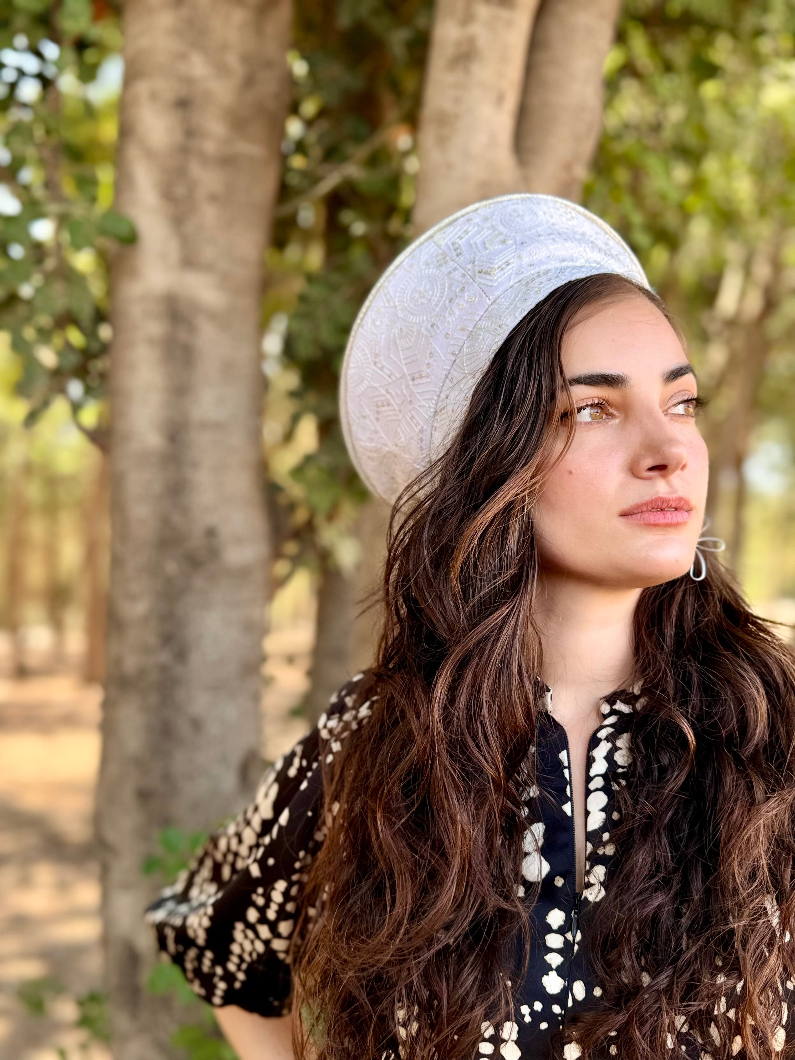 כובע שיק רקום לבן (7878150783152)