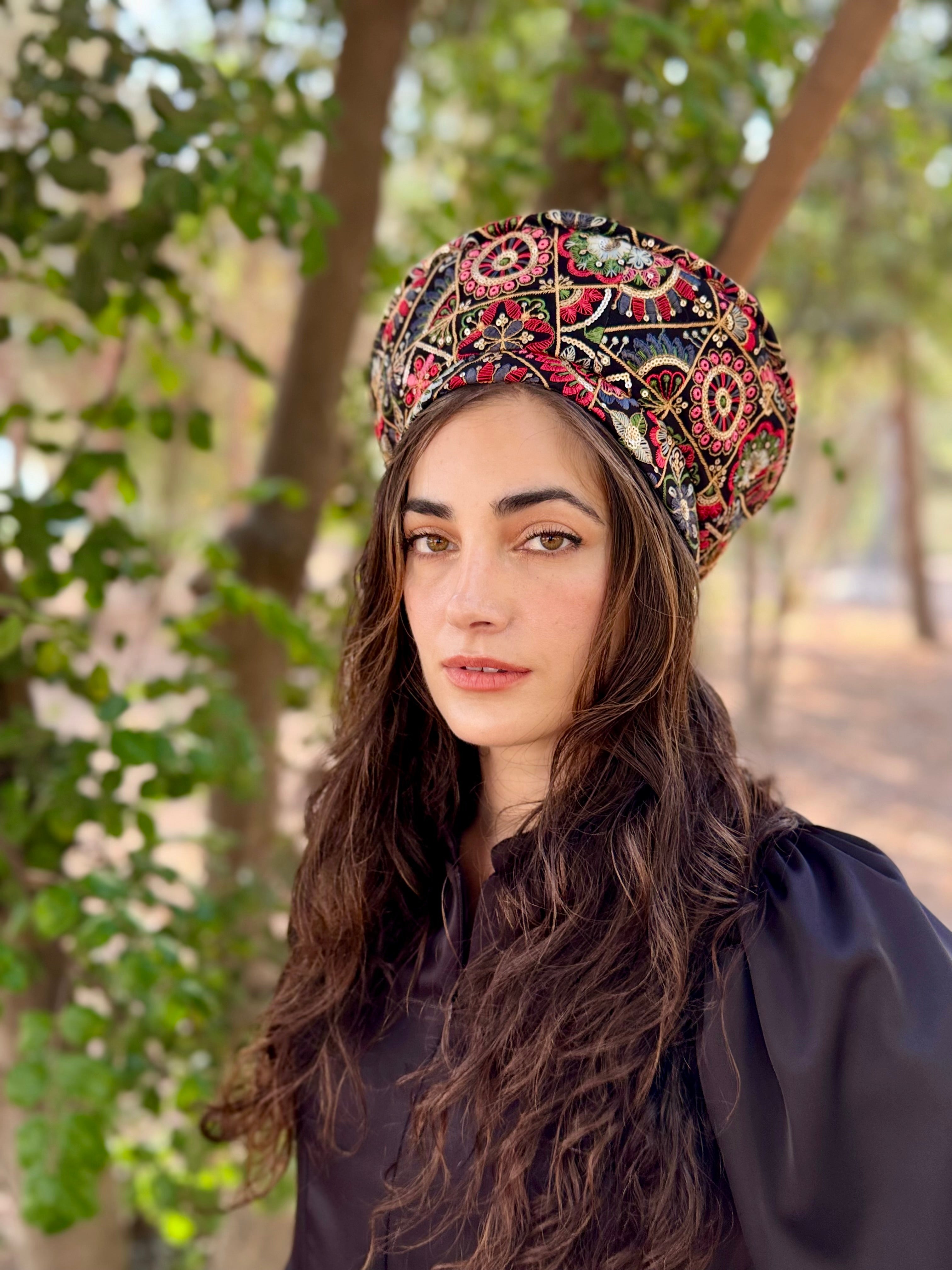 כובע שיק רקום עיגולים שחור אדום (7900036235440)