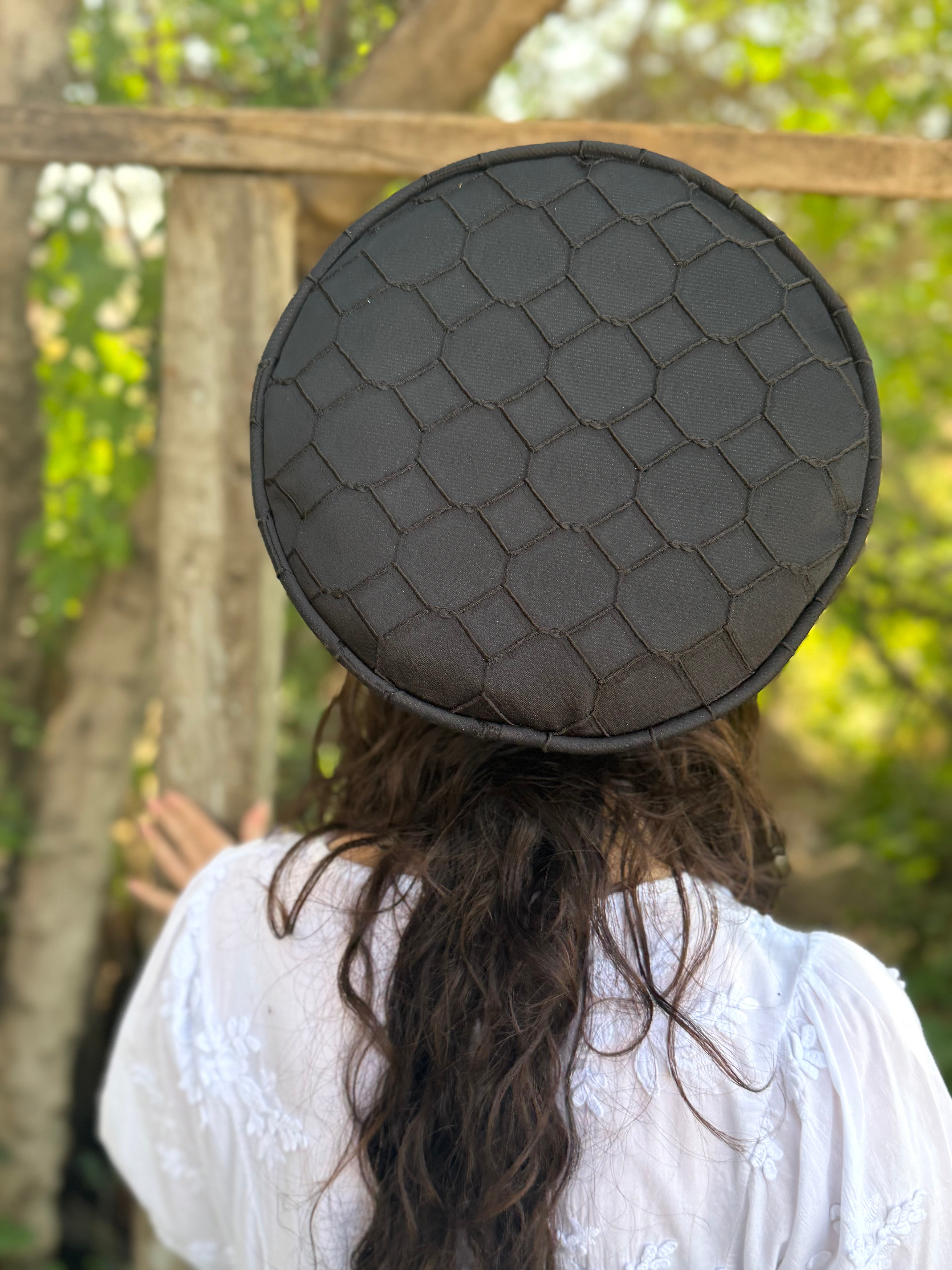 כובע שיק מעויינים שחור