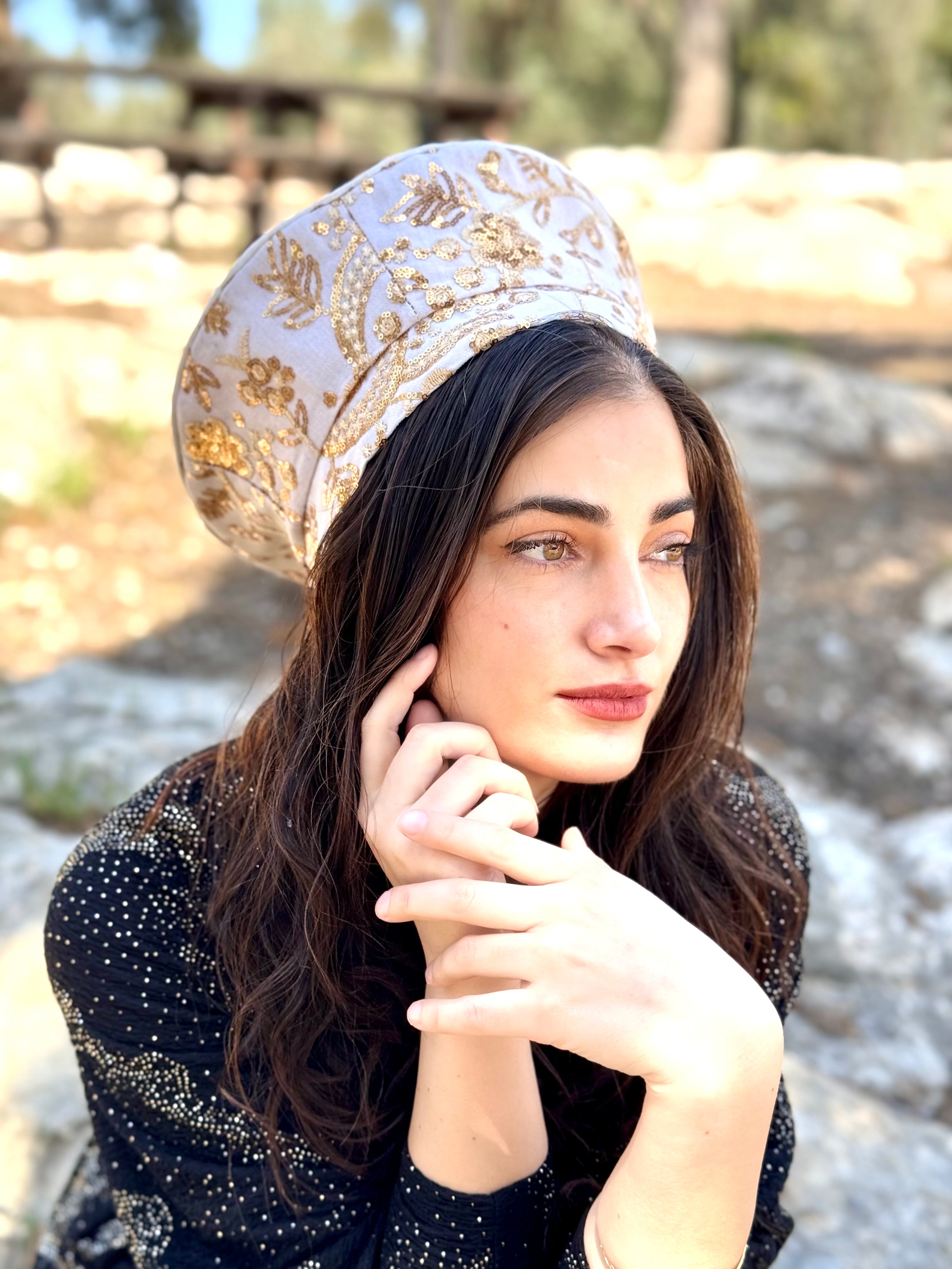 כובע שיק רקום לבן פרחי זהב (7863255007408)