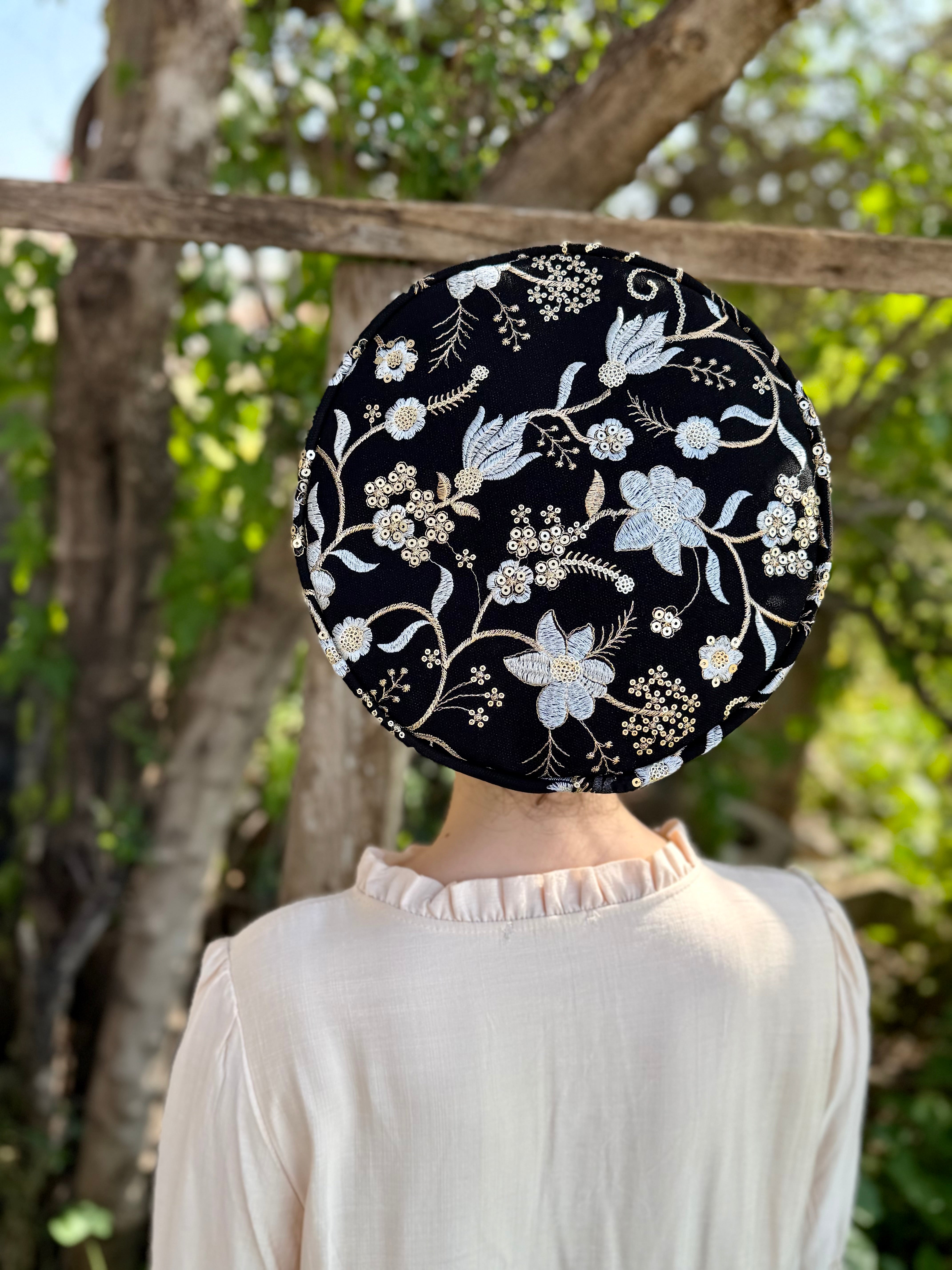 כובע שיק רקום פרחוני זהב כסף