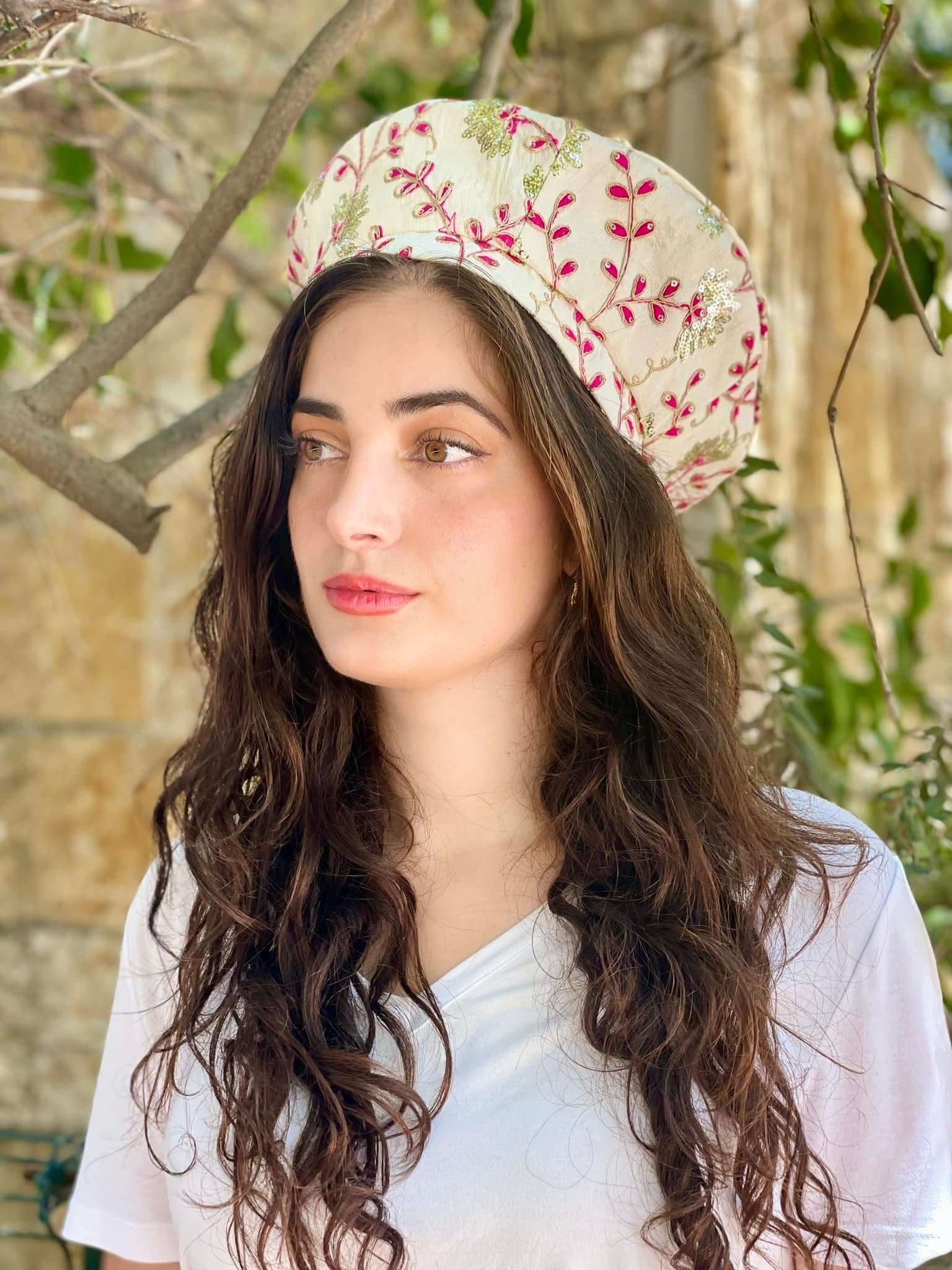 כובע שיק רקום שמנת ורוד זהב