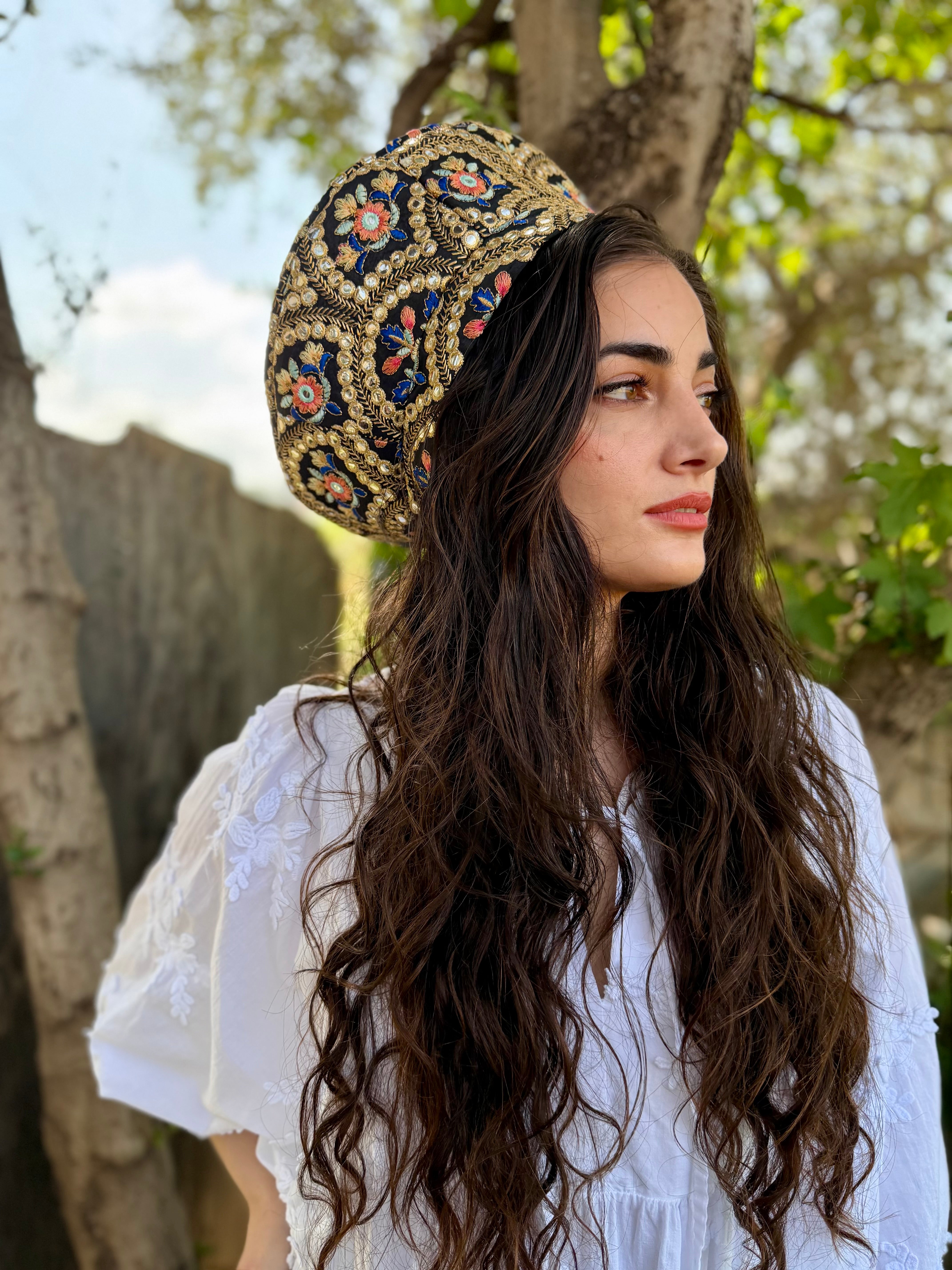 כובע שיק רקום קשתות זהובות