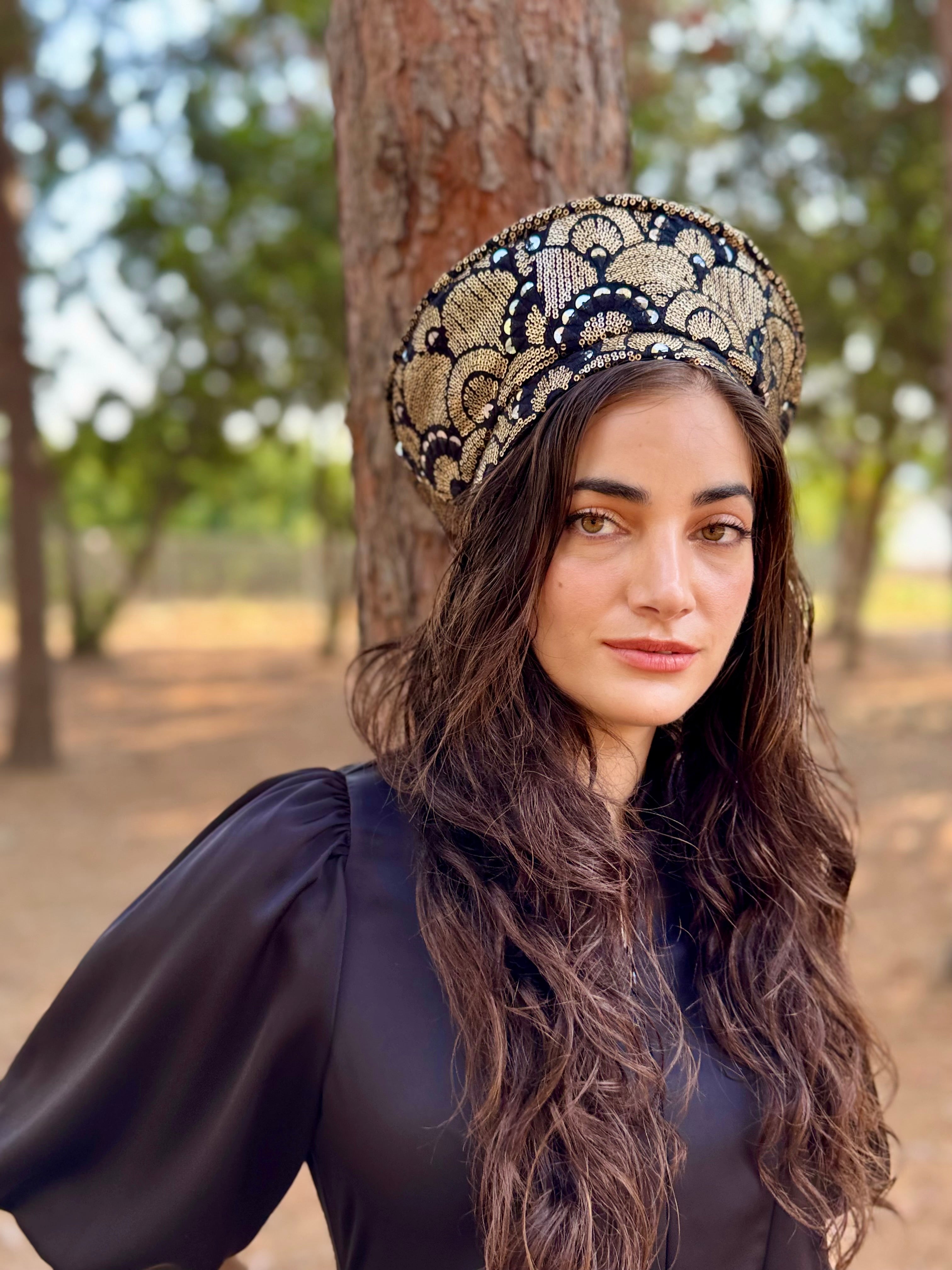 כובע שיק רקום פייטים קשתות זהב (7900036333744)