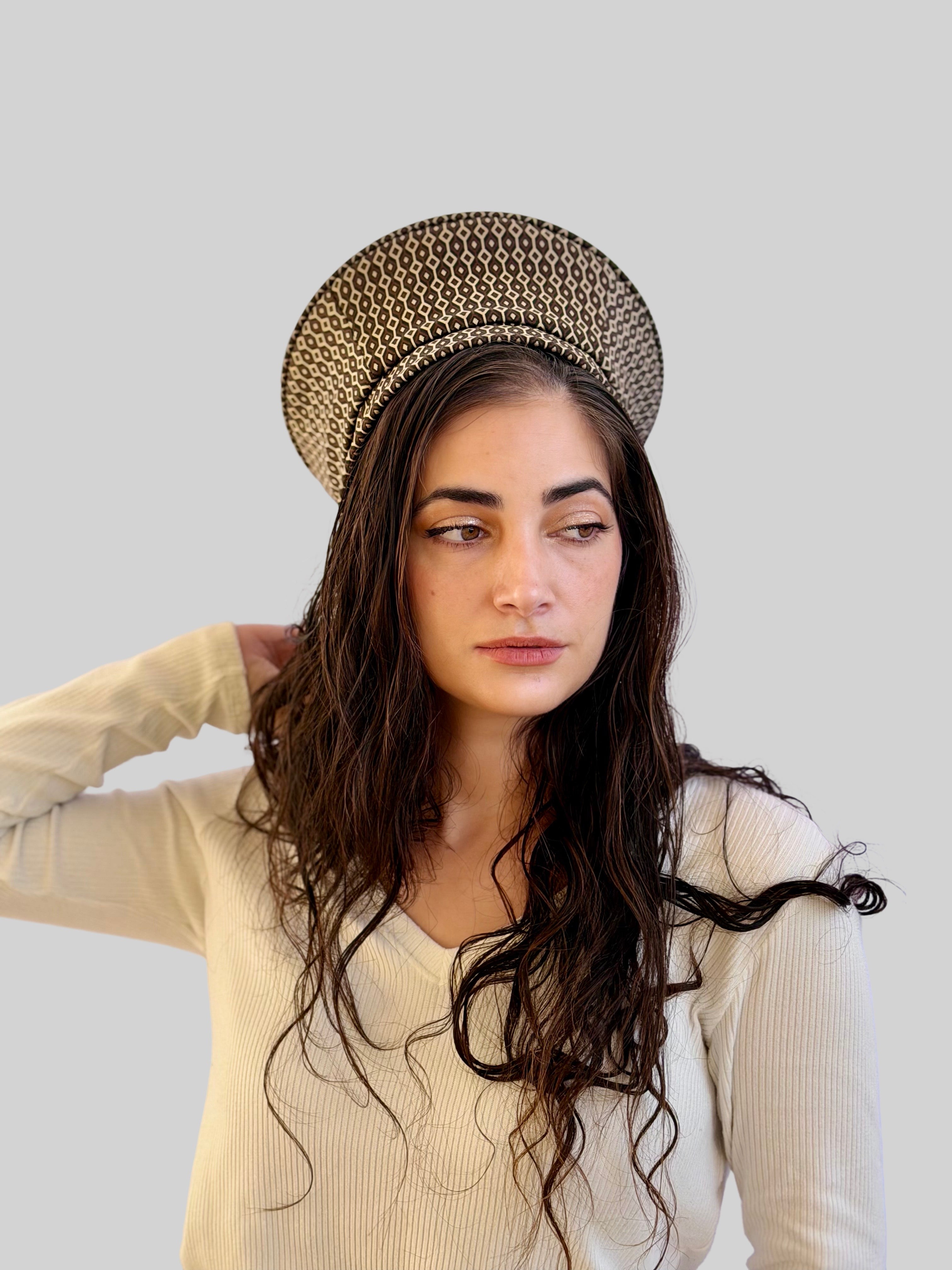 כובע שיק קומפורט גאומטרי חום