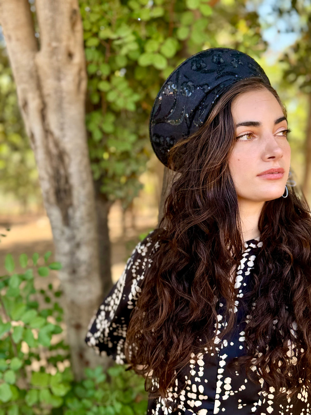 כובע שיק רקום פייט שחור פרחים (7863258284208)