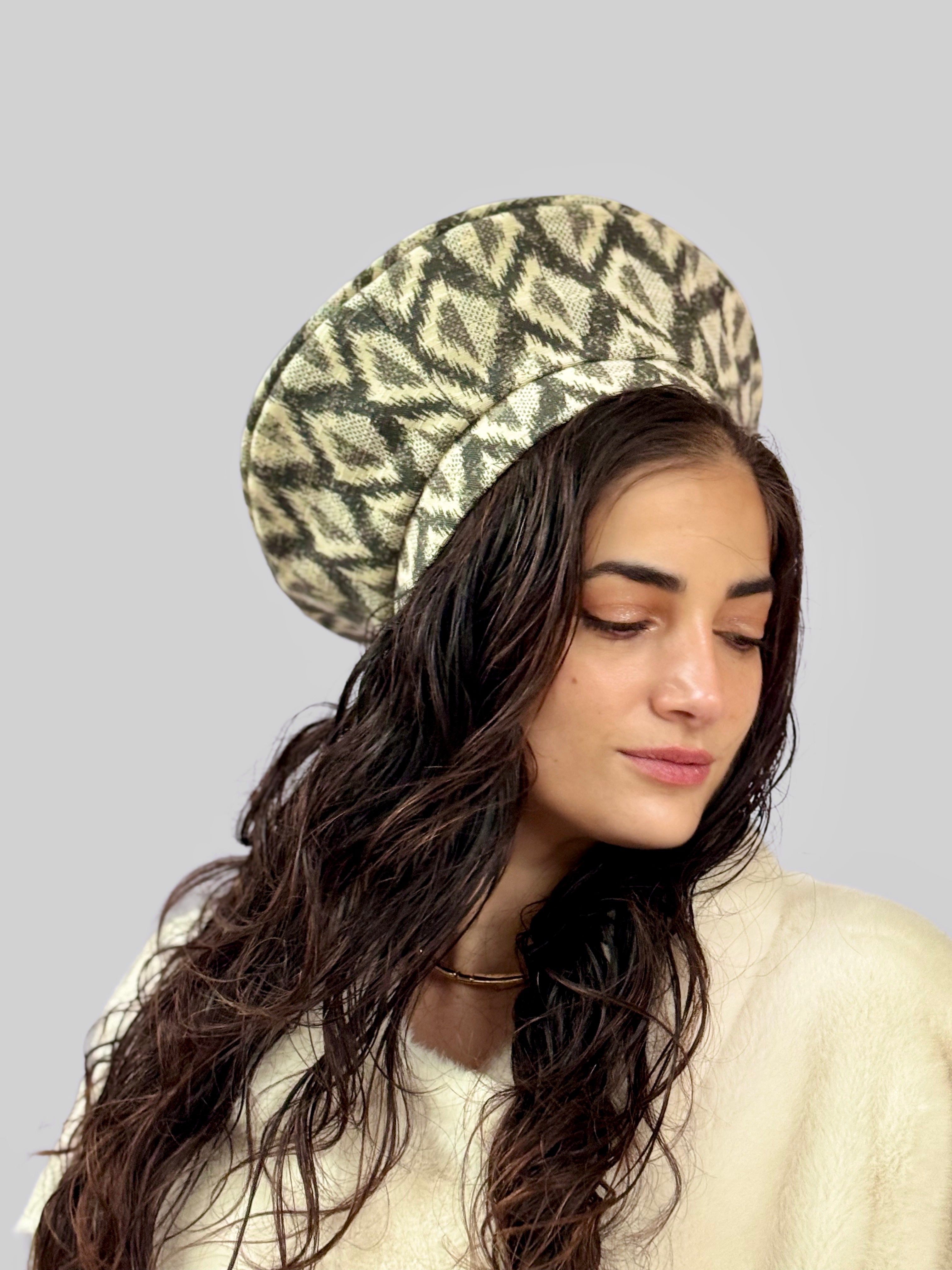 כובע שיק ארוג מעויינים