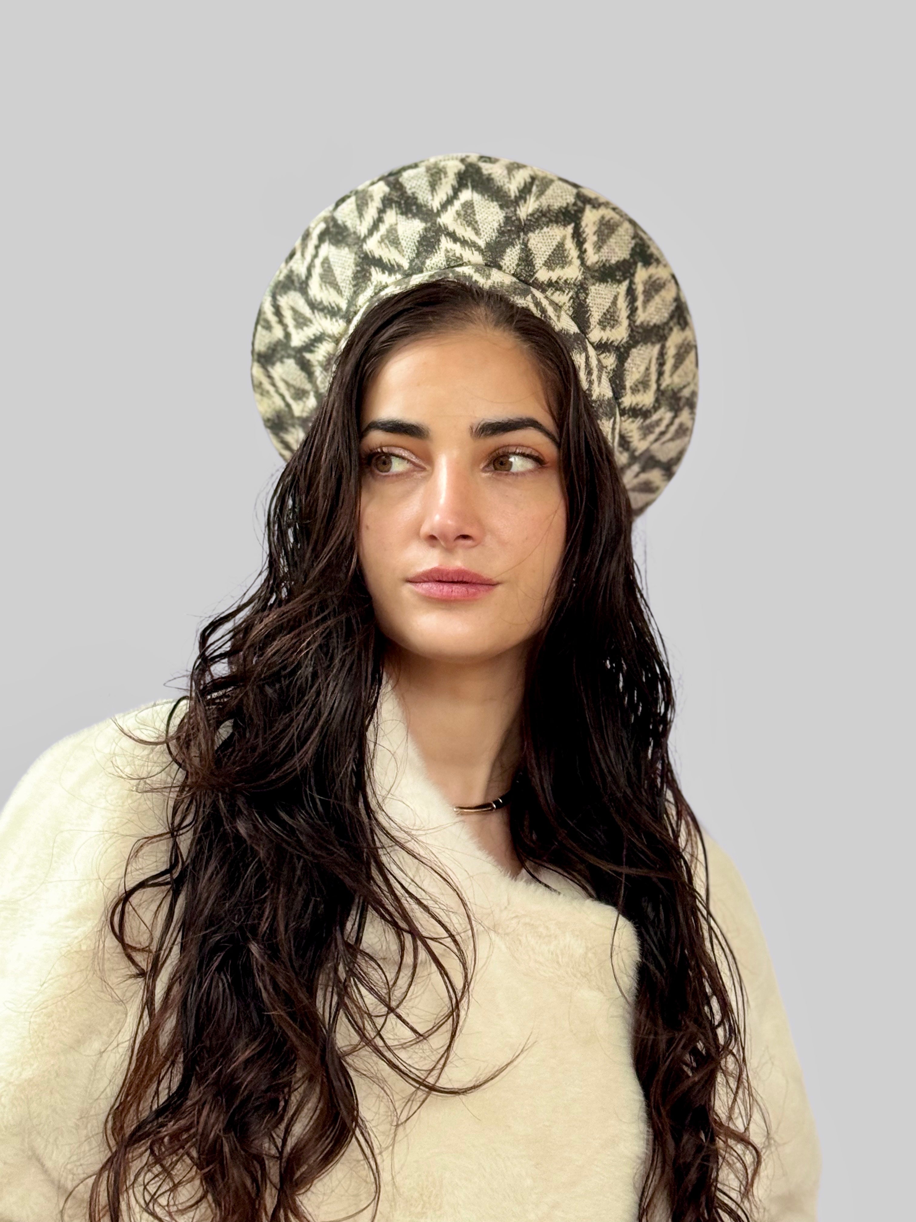 כובע שיק ארוג מעויינים